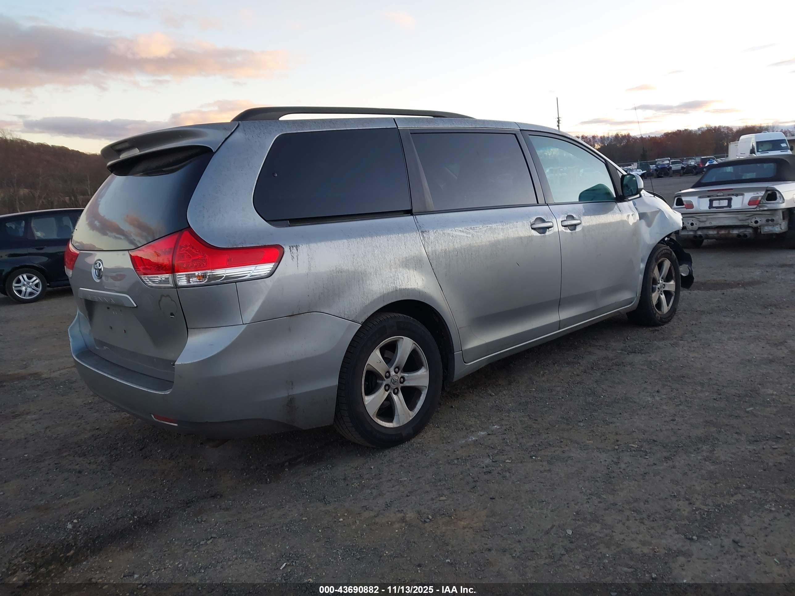TOYOTA SIENNA image 4