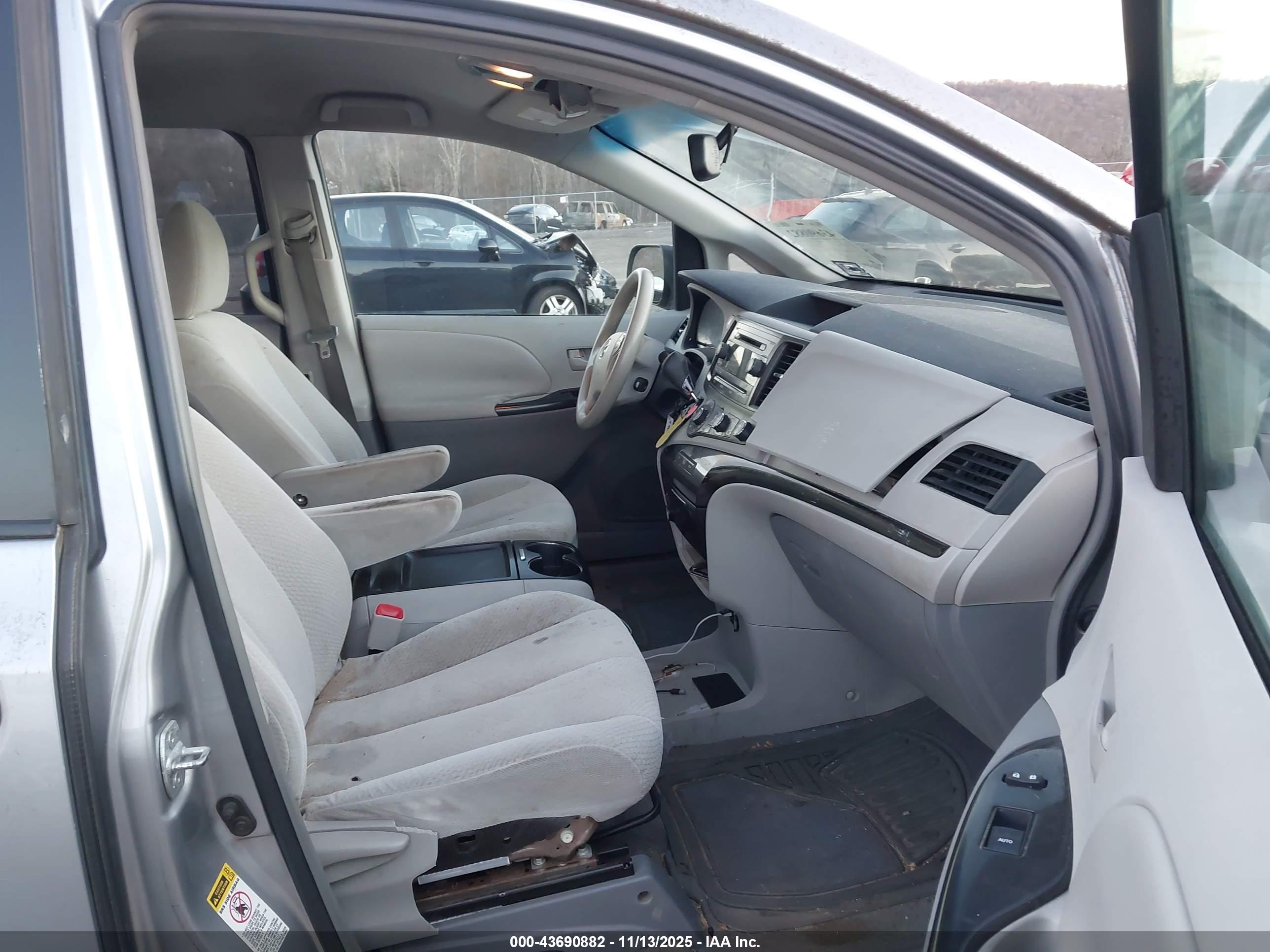 TOYOTA SIENNA image 5