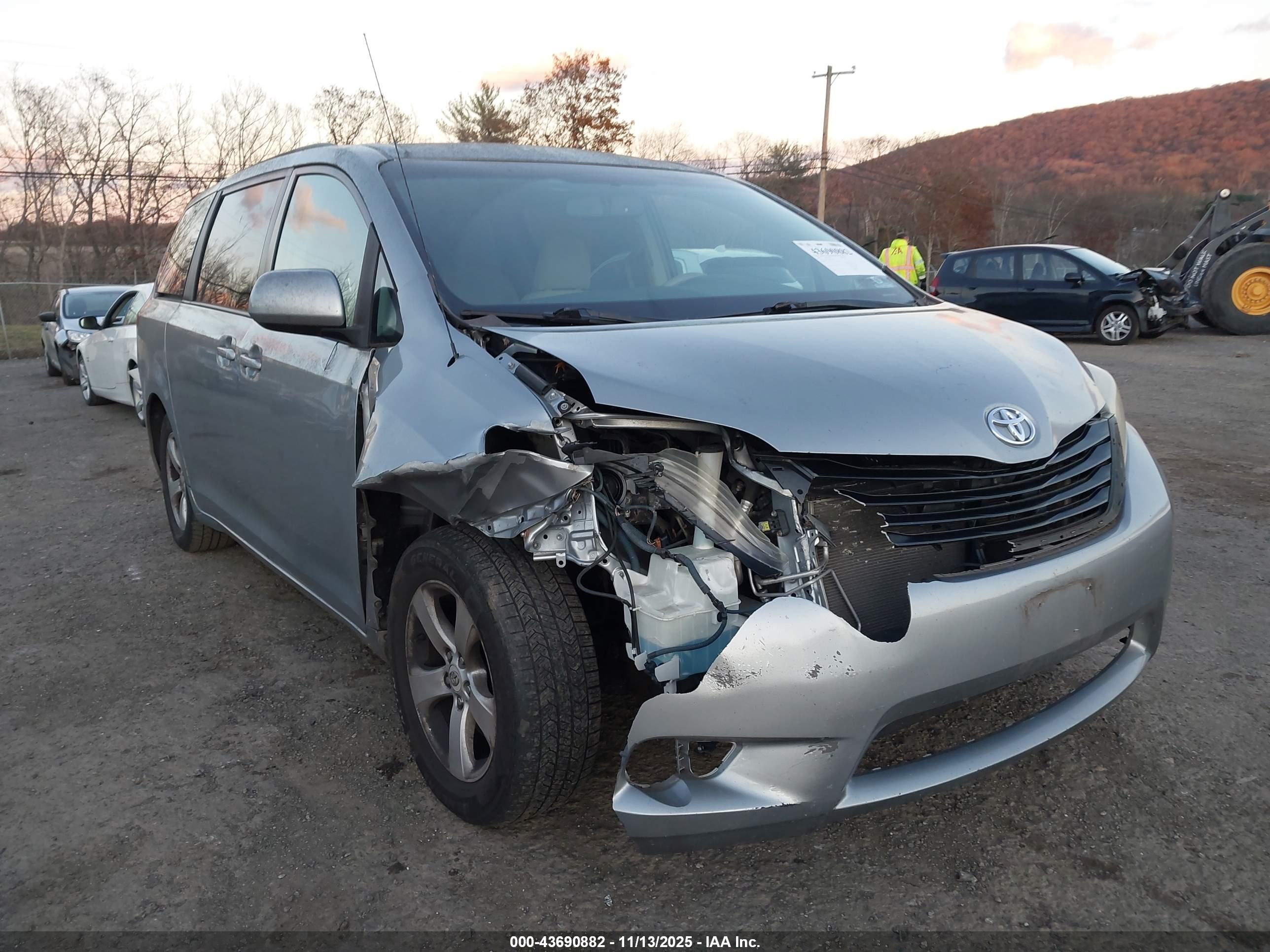 TOYOTA SIENNA image 6