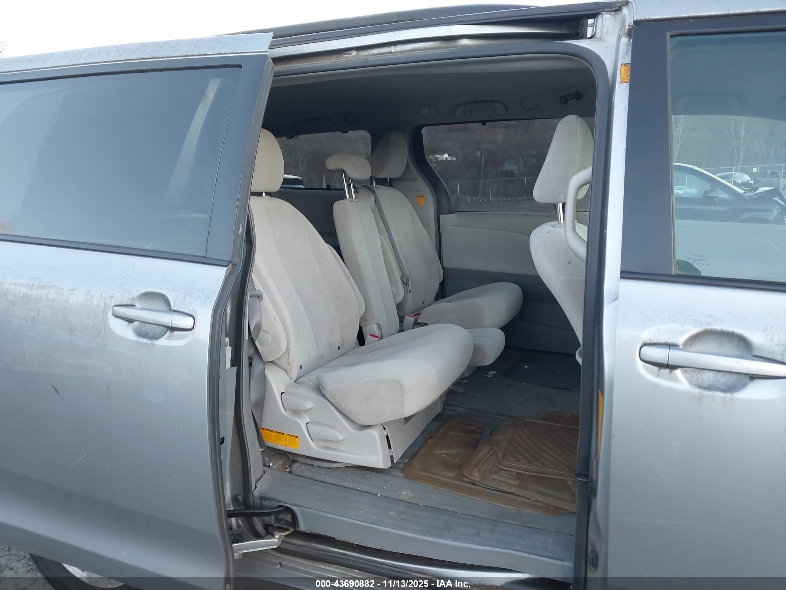 TOYOTA SIENNA image 8