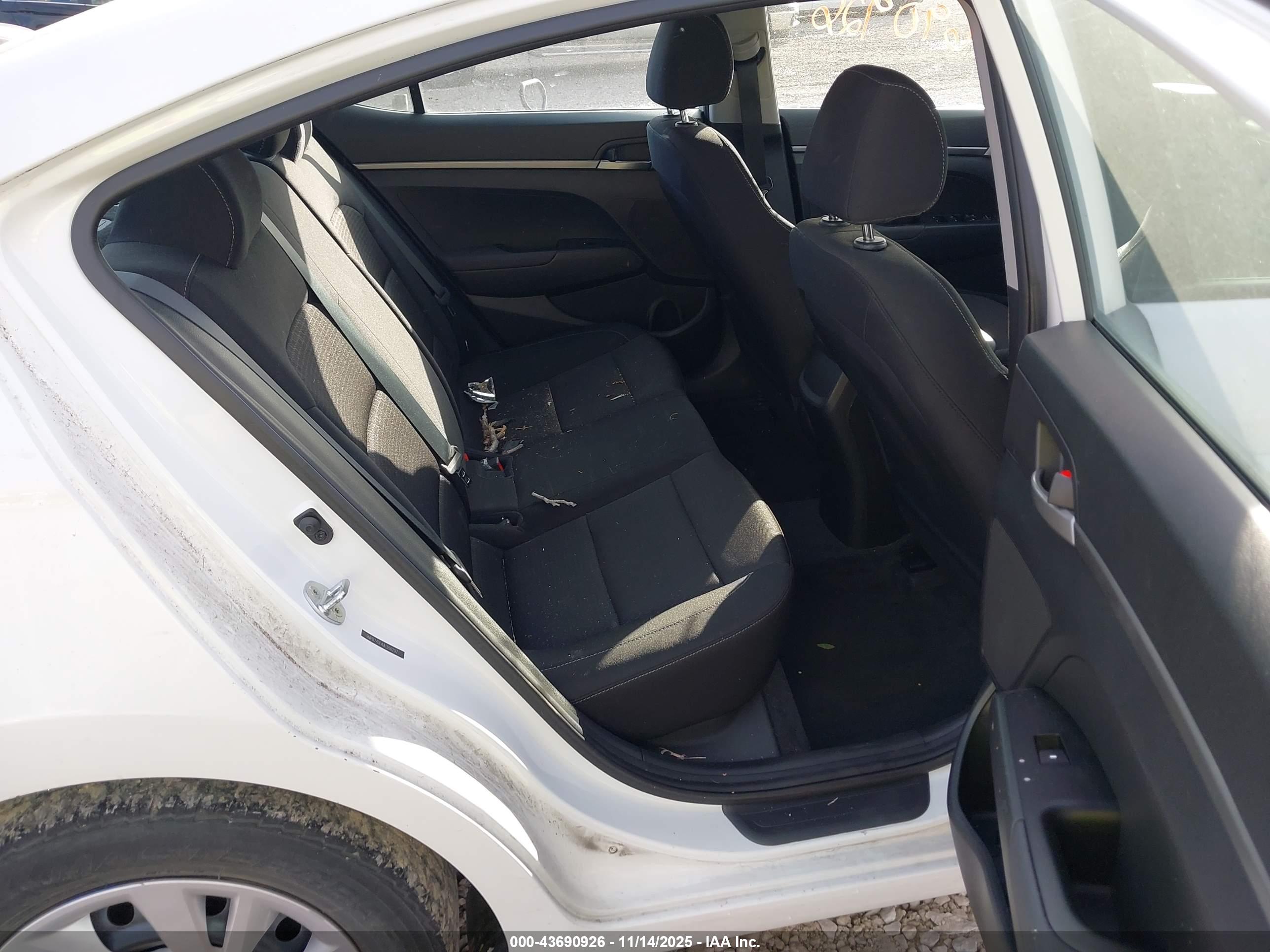 HYUNDAI ELANTRA image 8