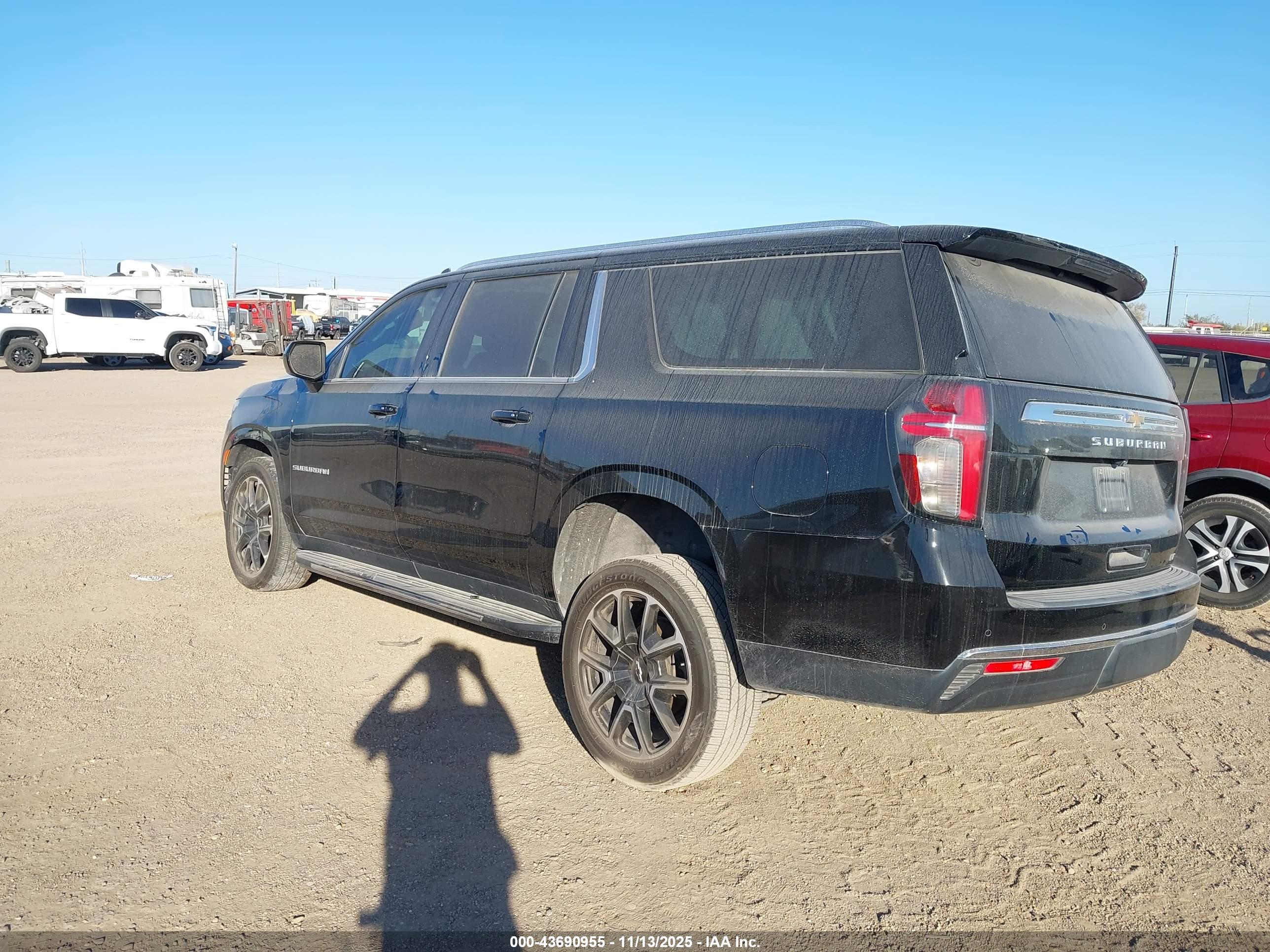 CHEVROLET SUBURBAN image 3