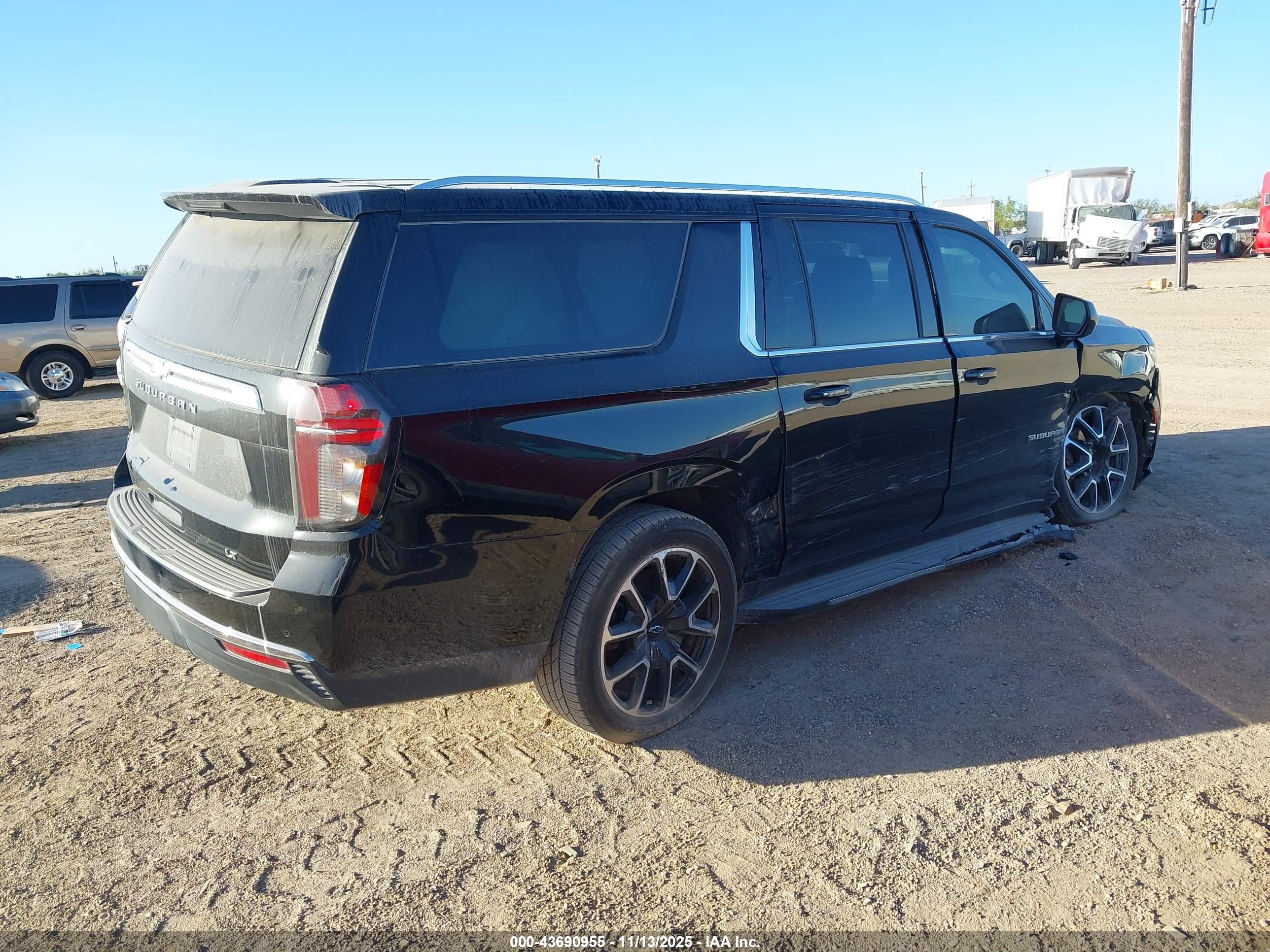CHEVROLET SUBURBAN image 4