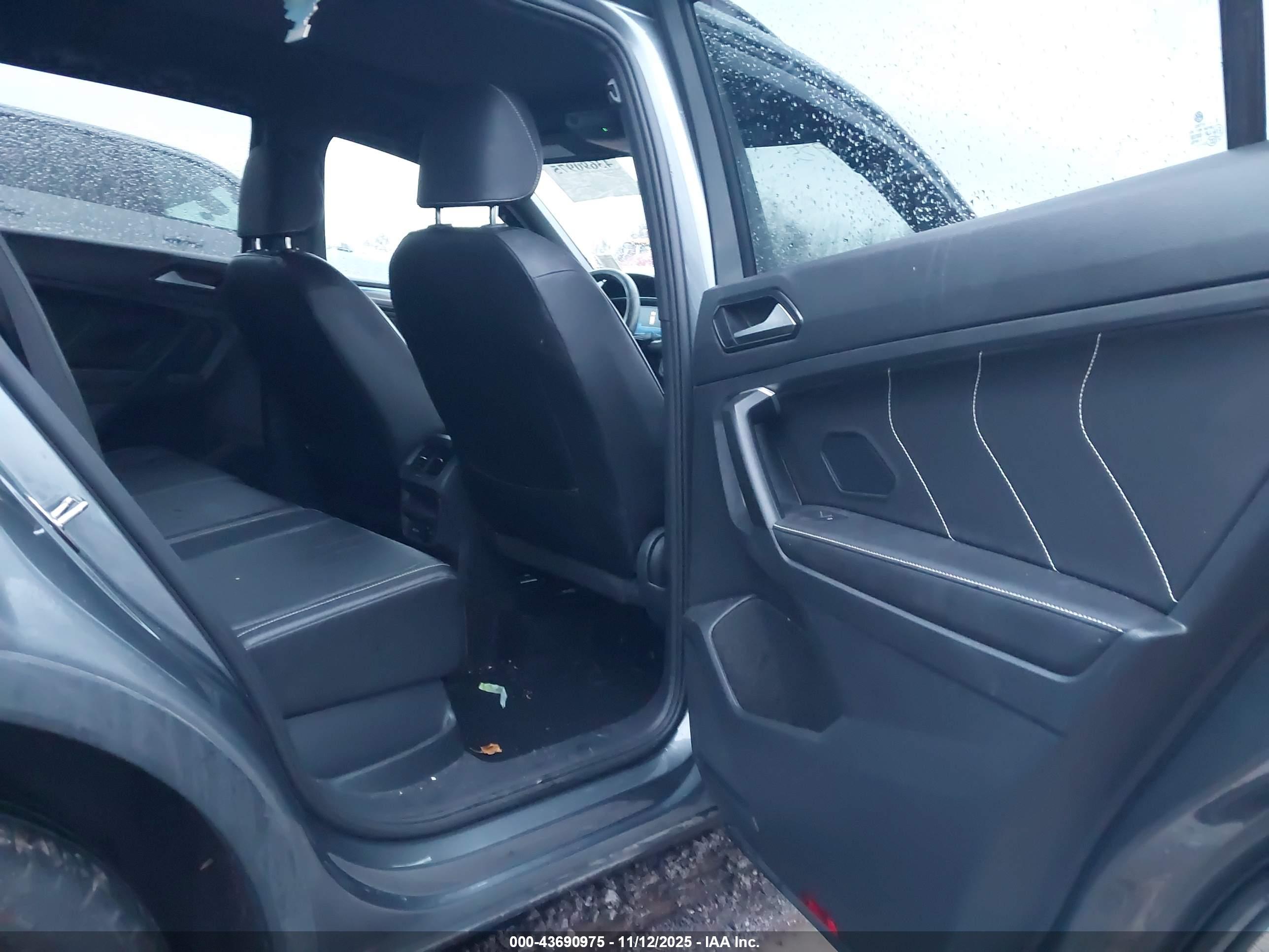VOLKSWAGEN TIGUAN image 8