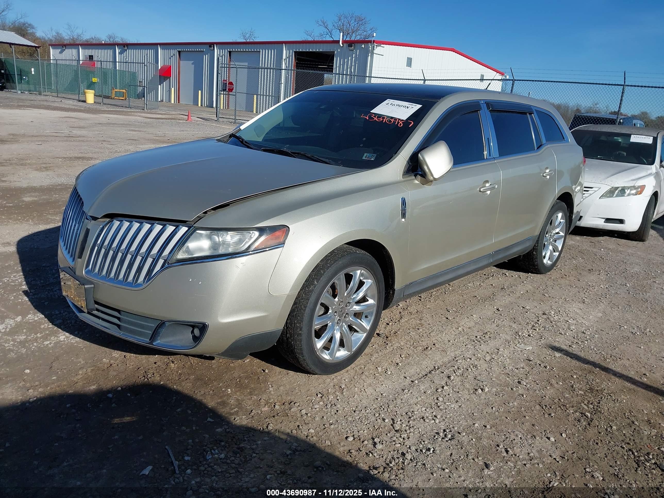 LINCOLN MKT image 2