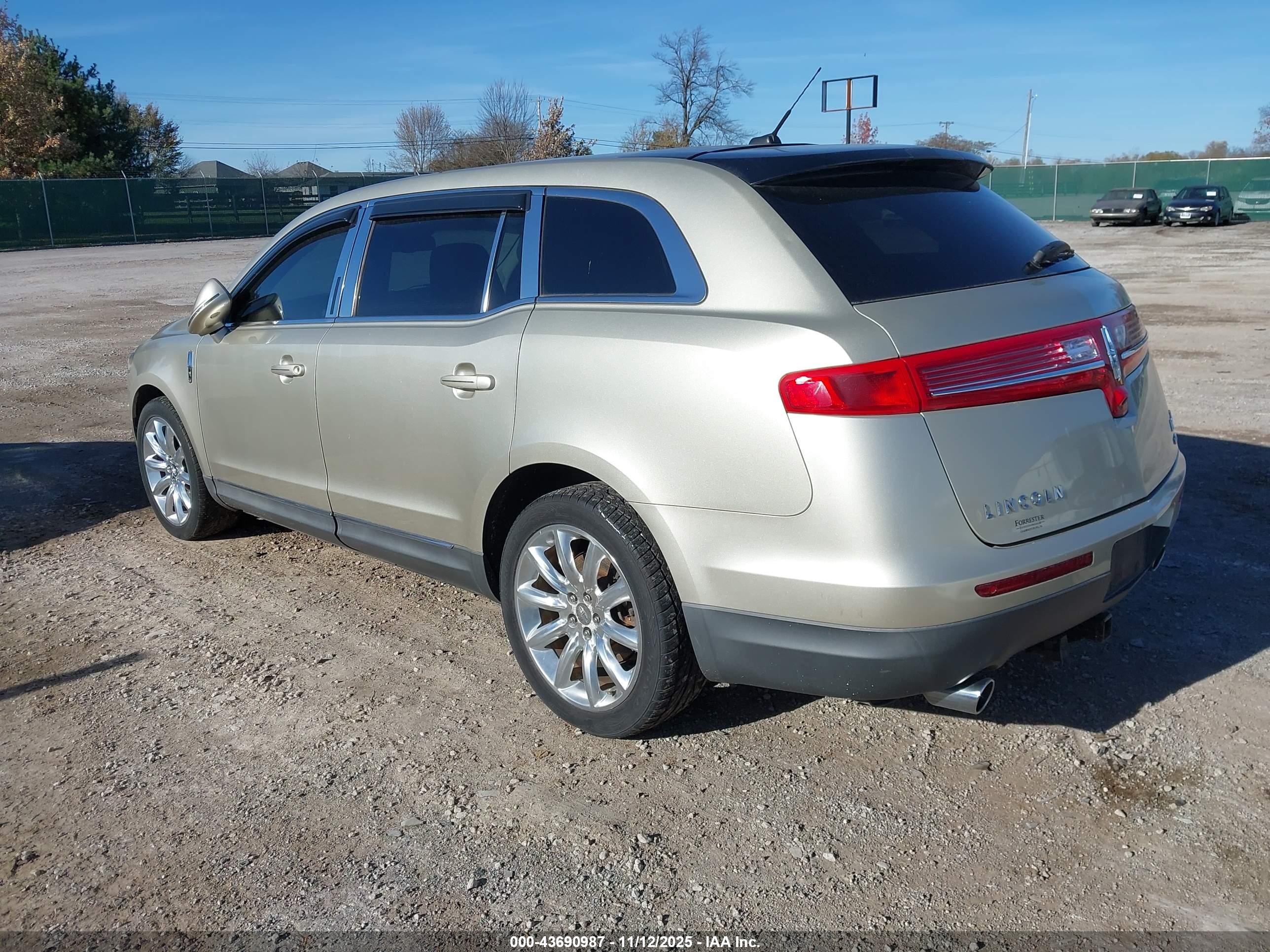 LINCOLN MKT image 3