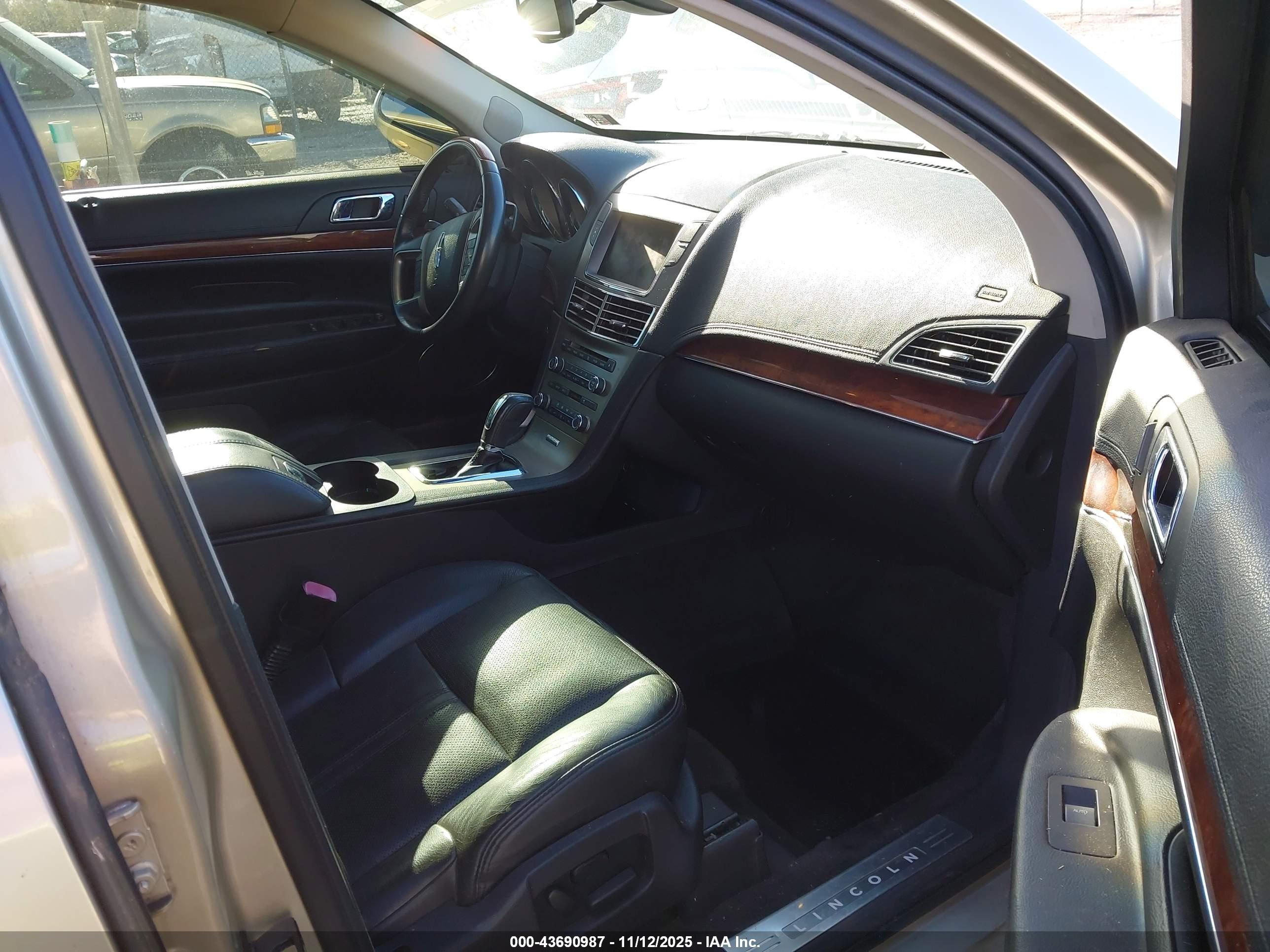 LINCOLN MKT image 5