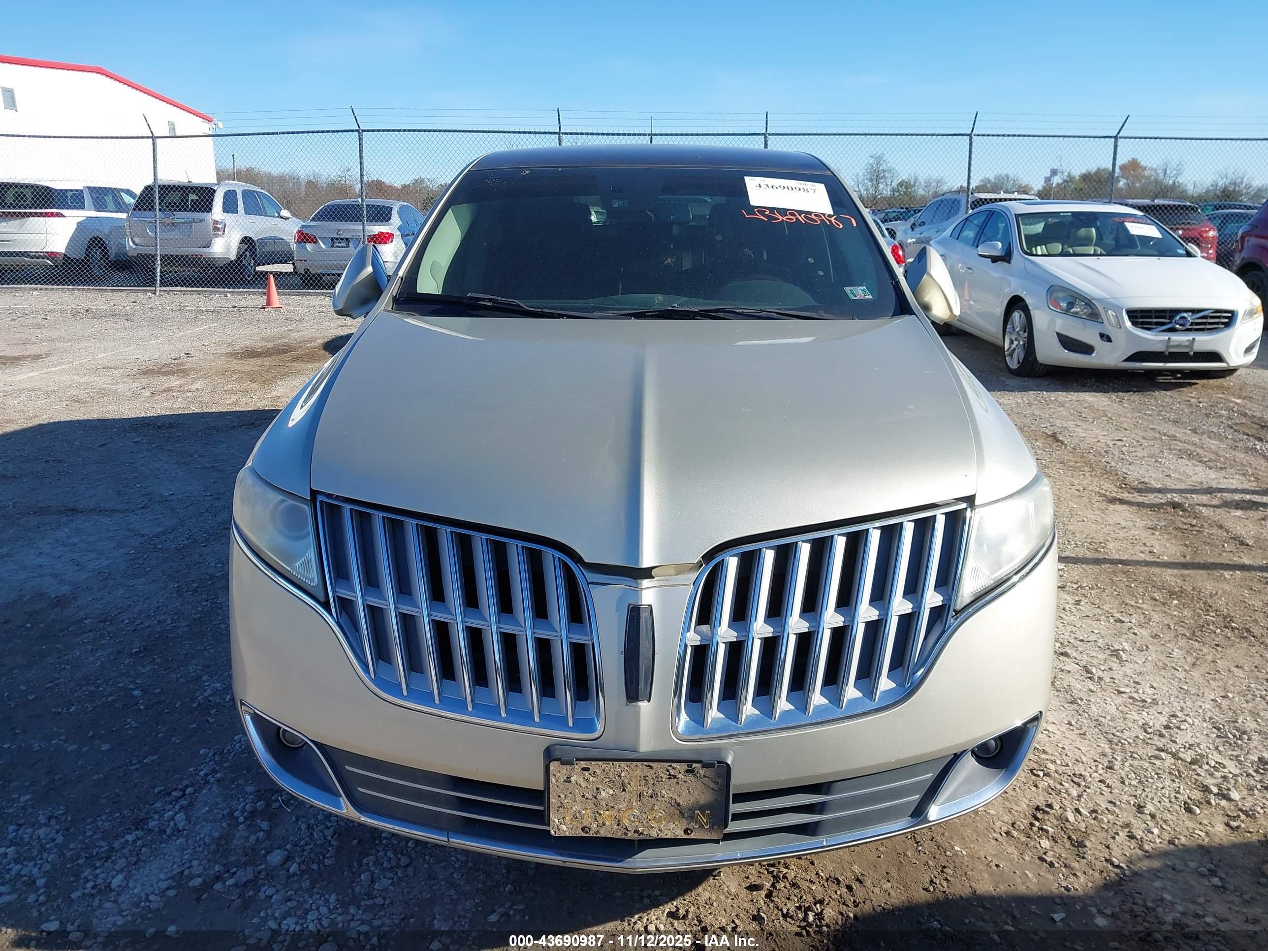 LINCOLN MKT image 6