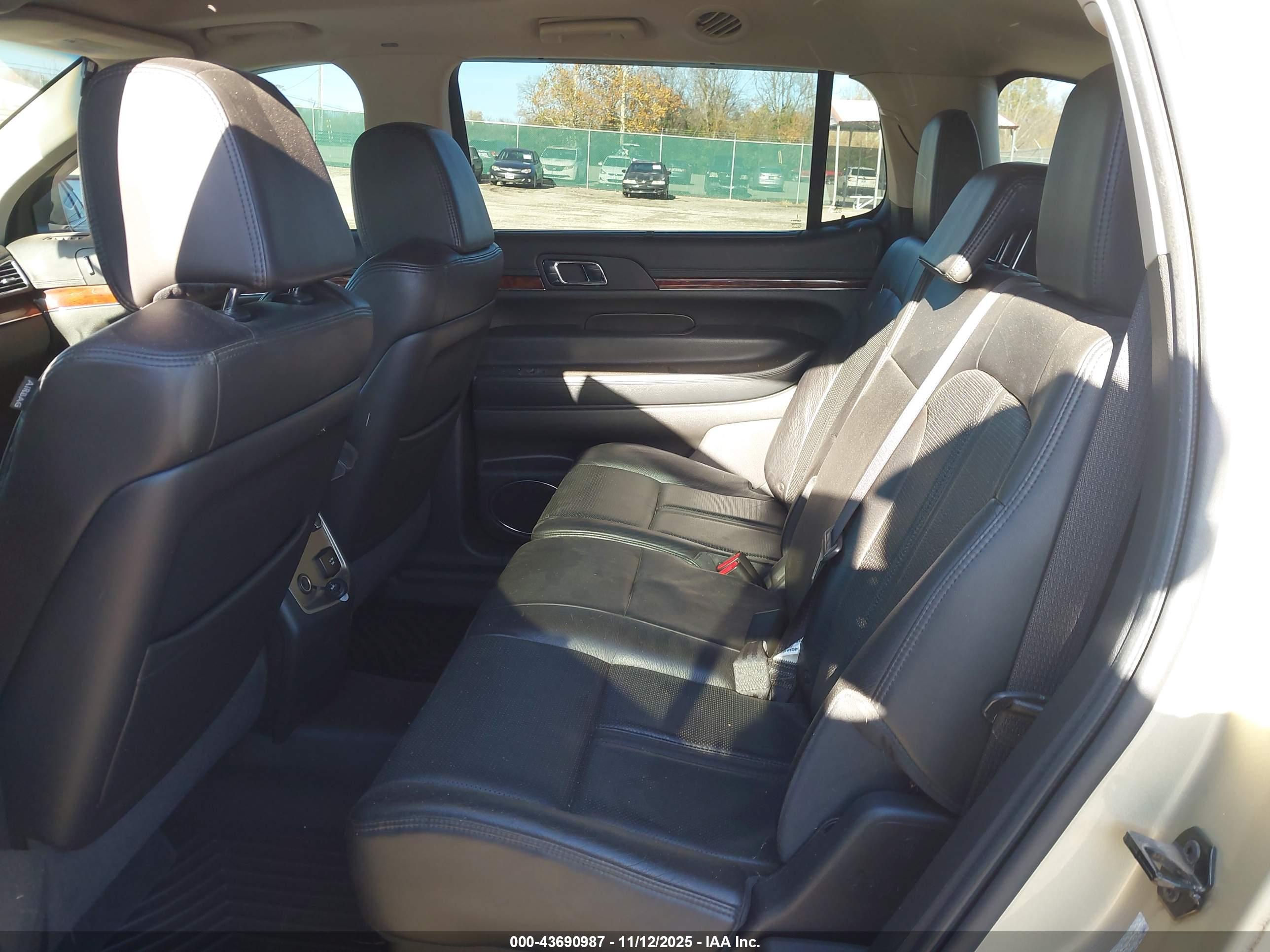 LINCOLN MKT image 8
