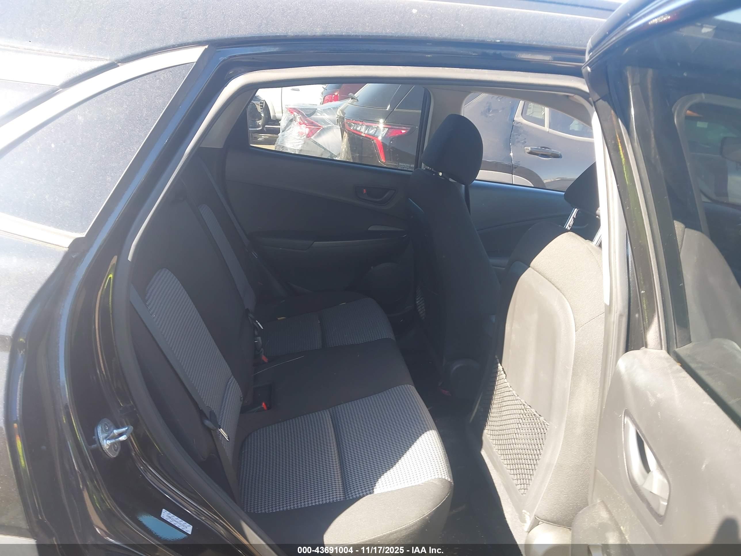 HYUNDAI KONA image 8