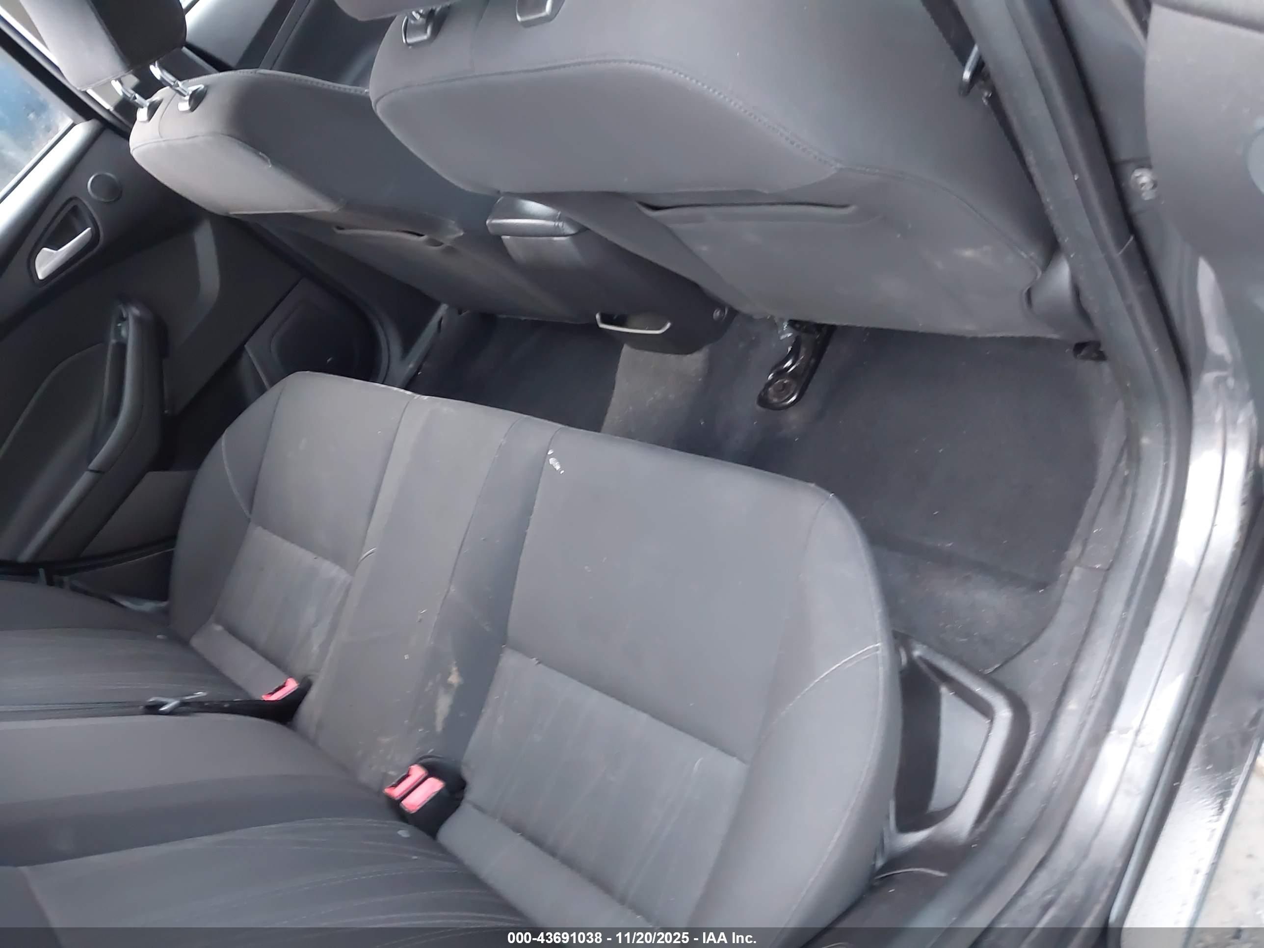 FORD FOCUS image 8
