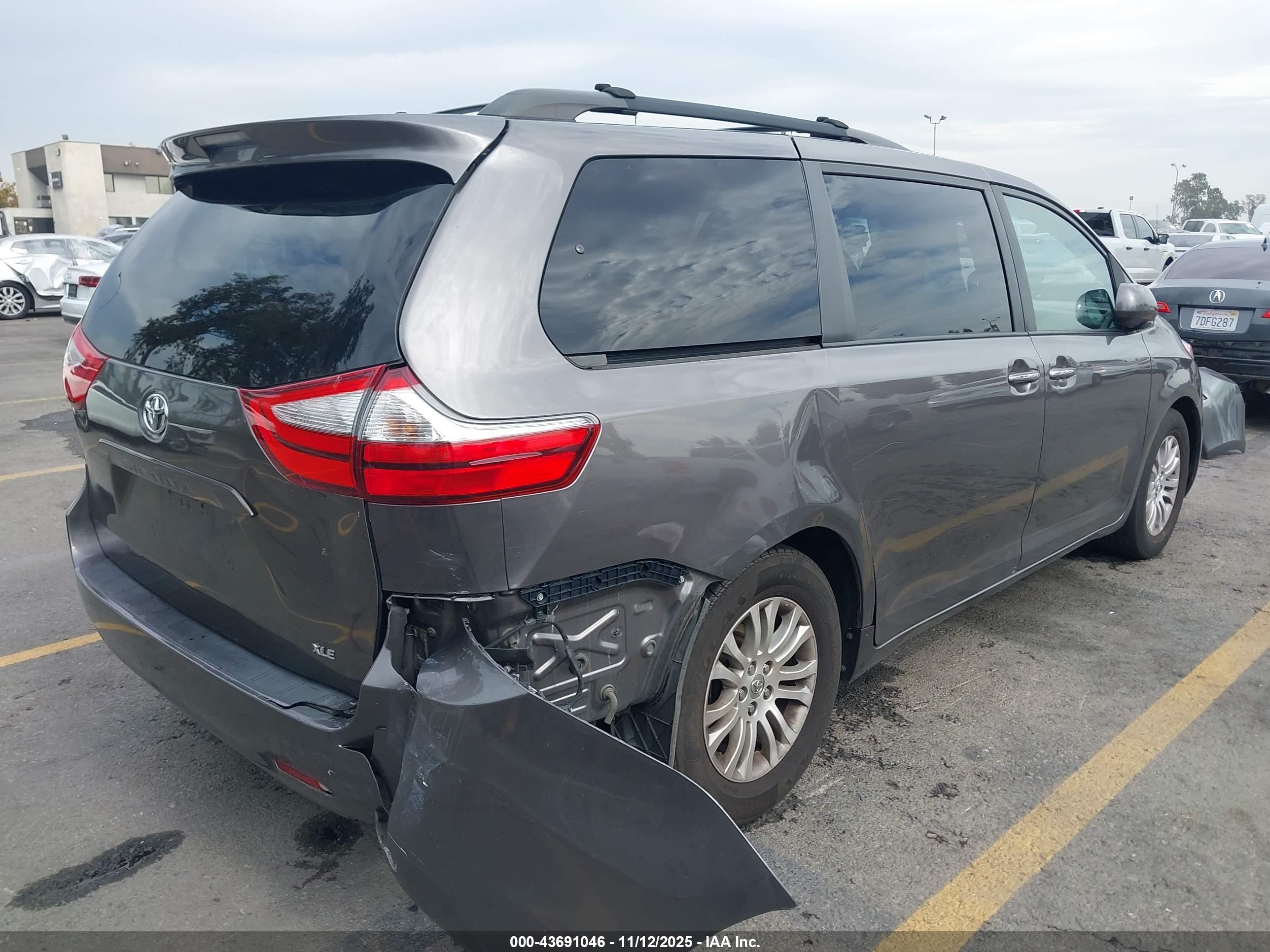 TOYOTA SIENNA image 4