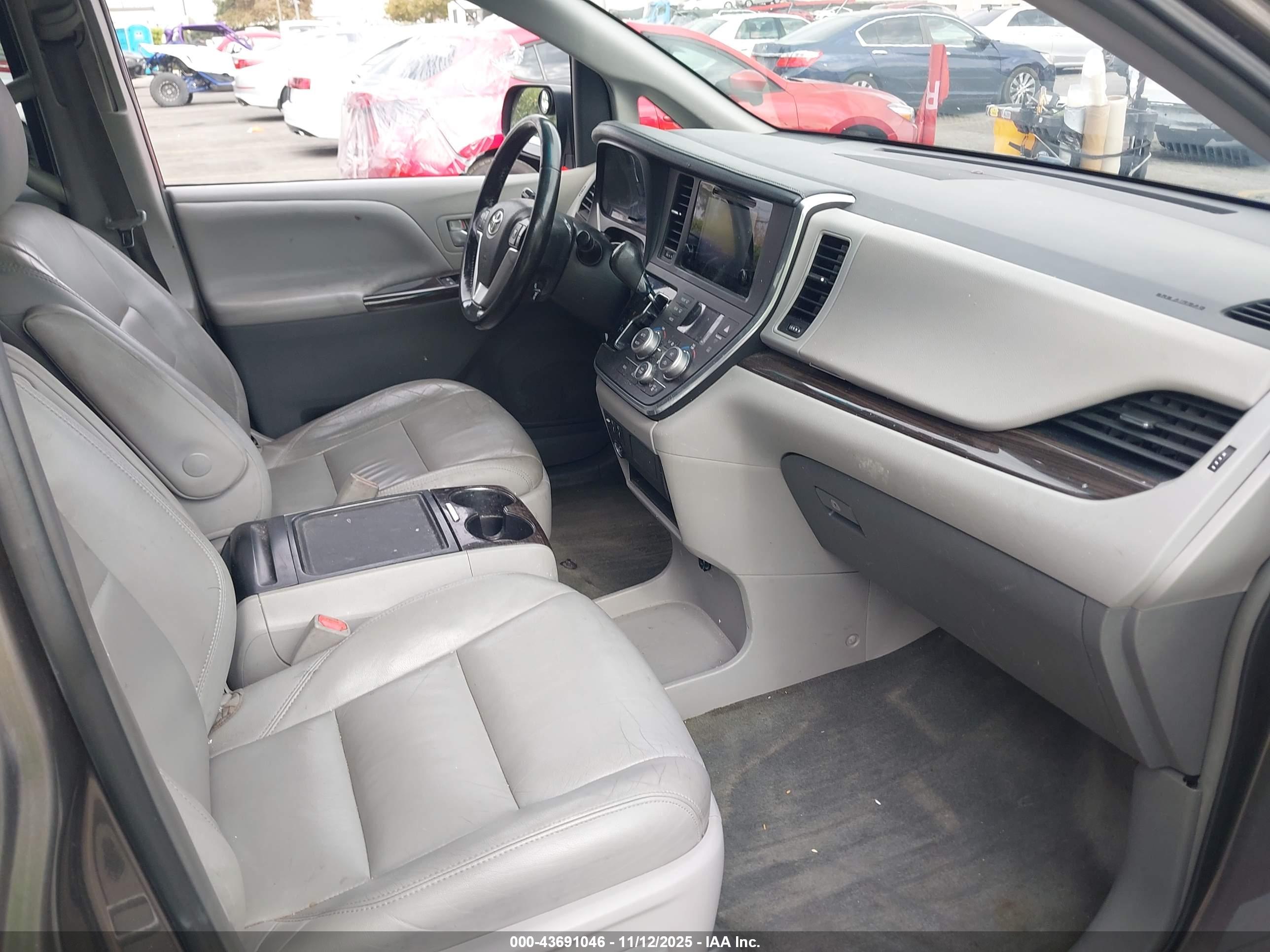 TOYOTA SIENNA image 5