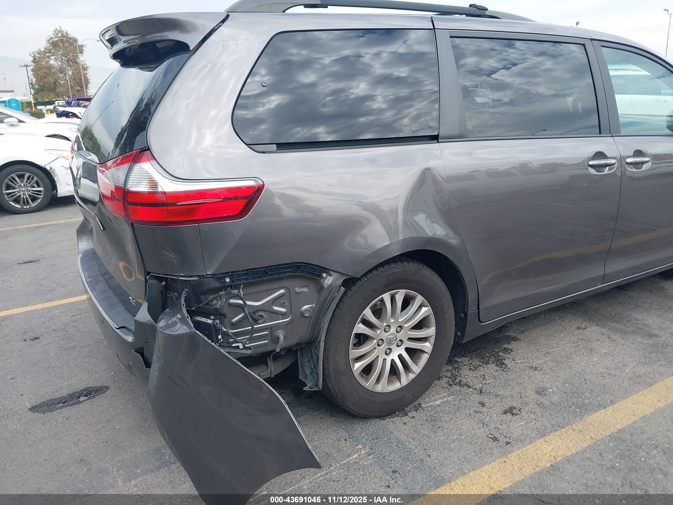 TOYOTA SIENNA image 6