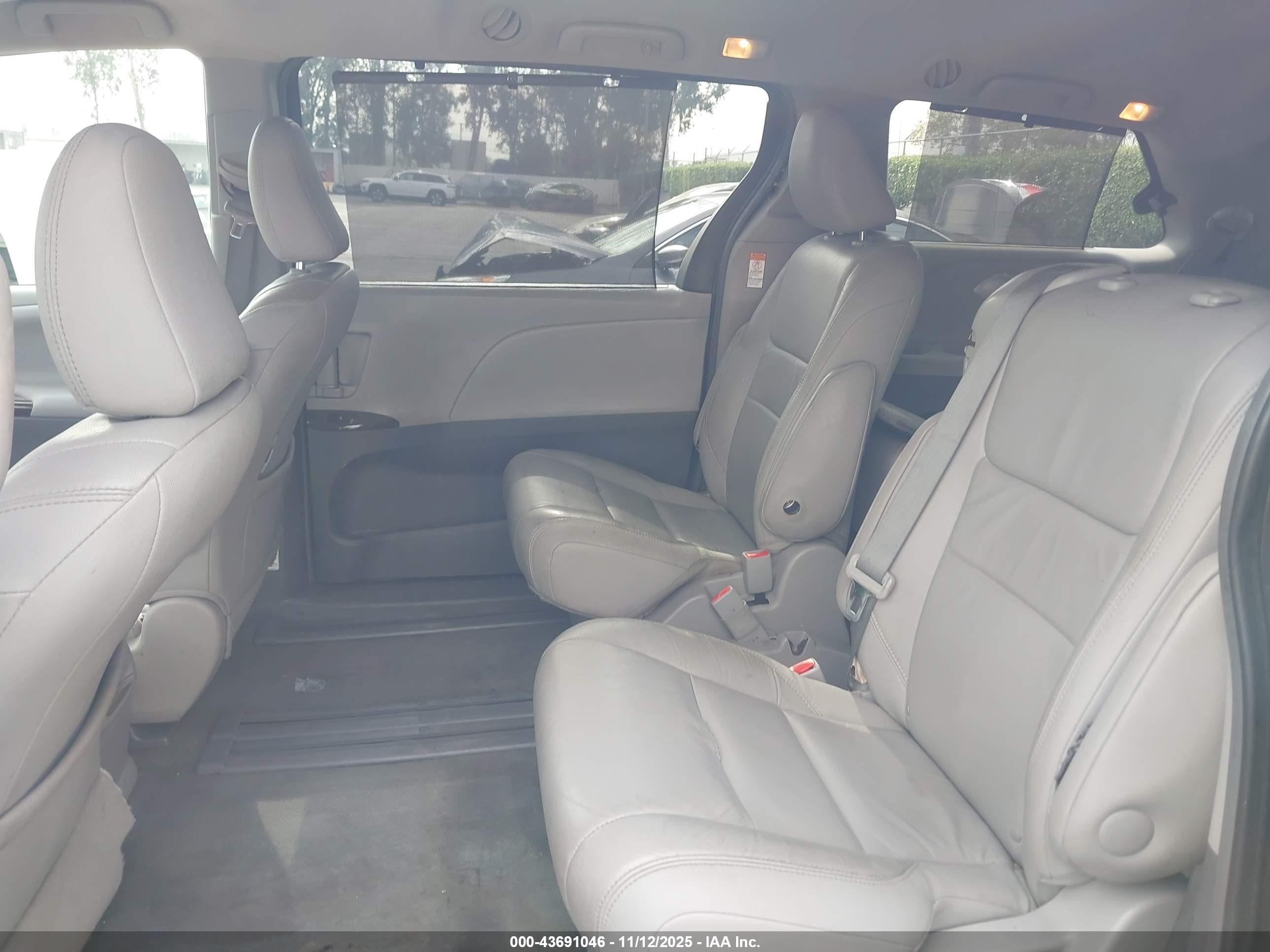 TOYOTA SIENNA image 8