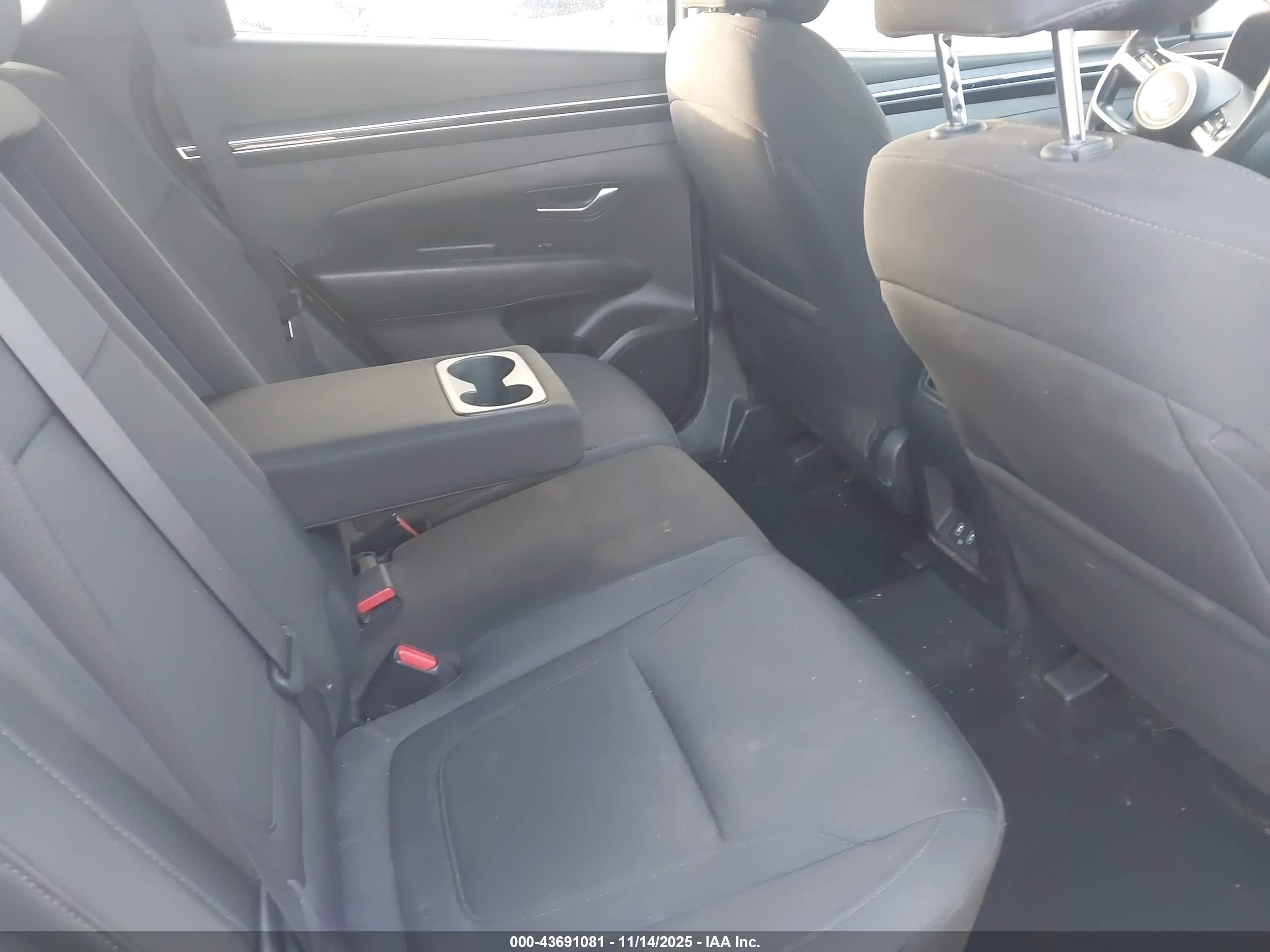 HYUNDAI TUCSON image 8