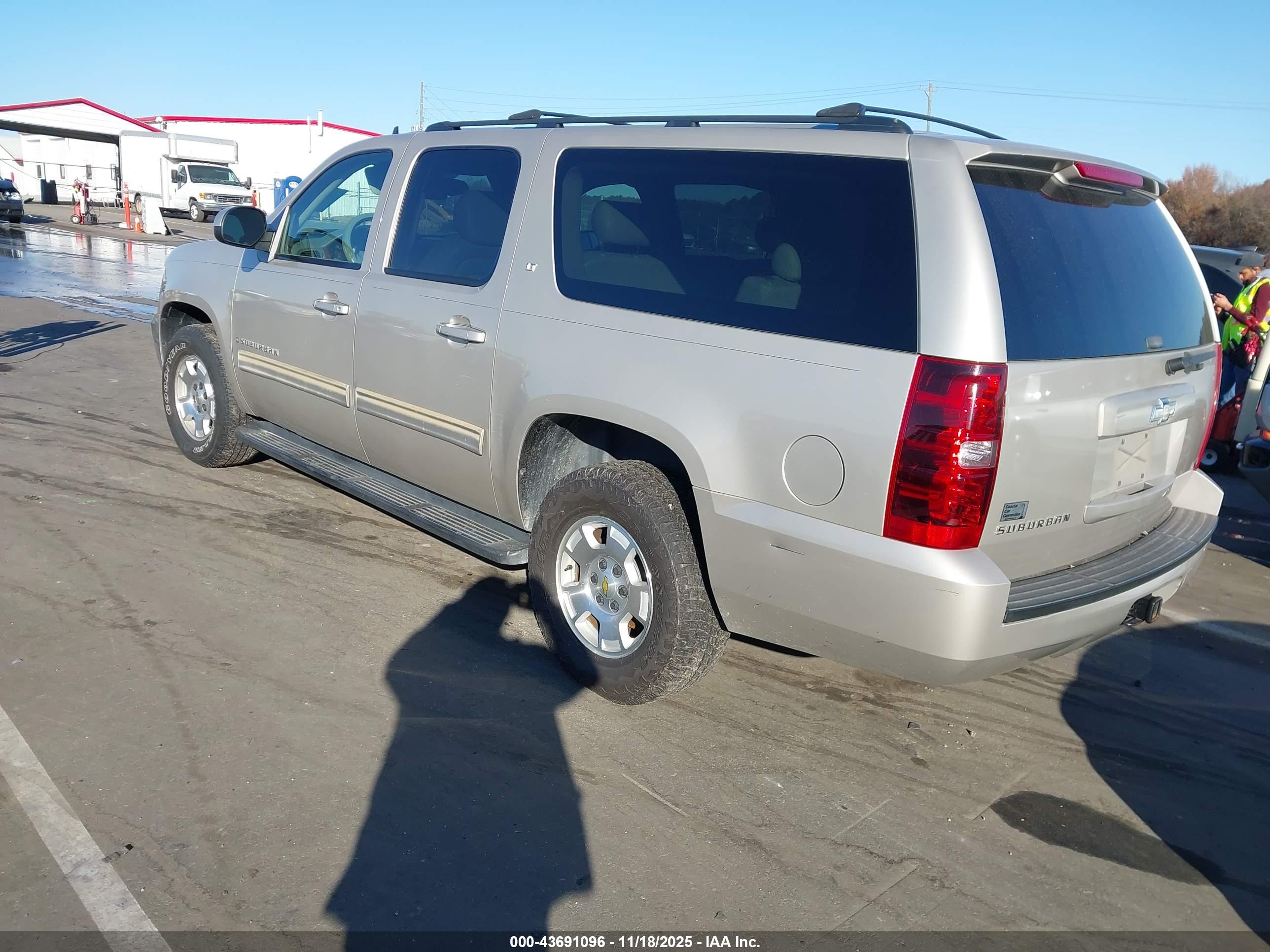 CHEVROLET SUBURBAN image 3
