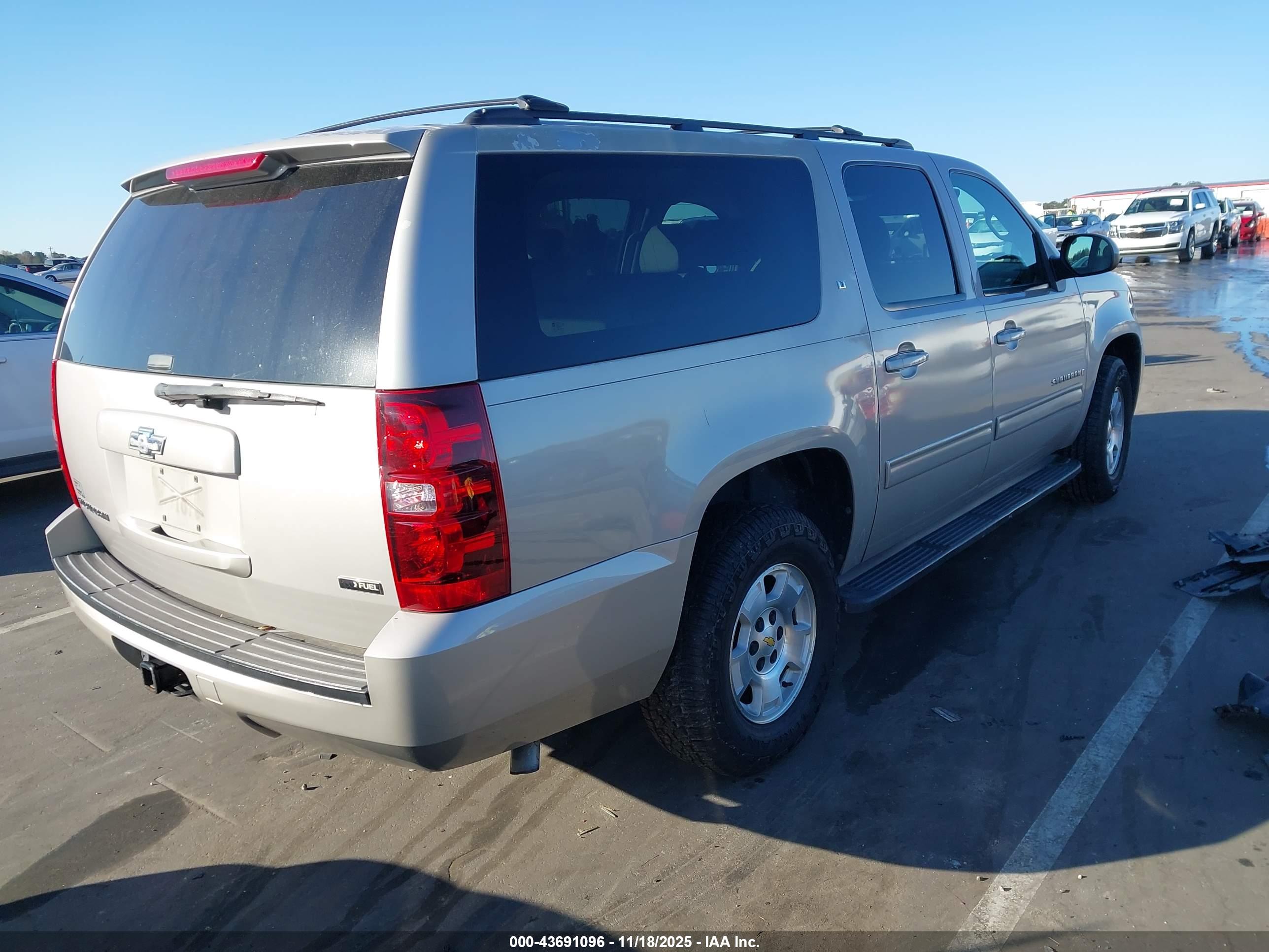 CHEVROLET SUBURBAN image 4