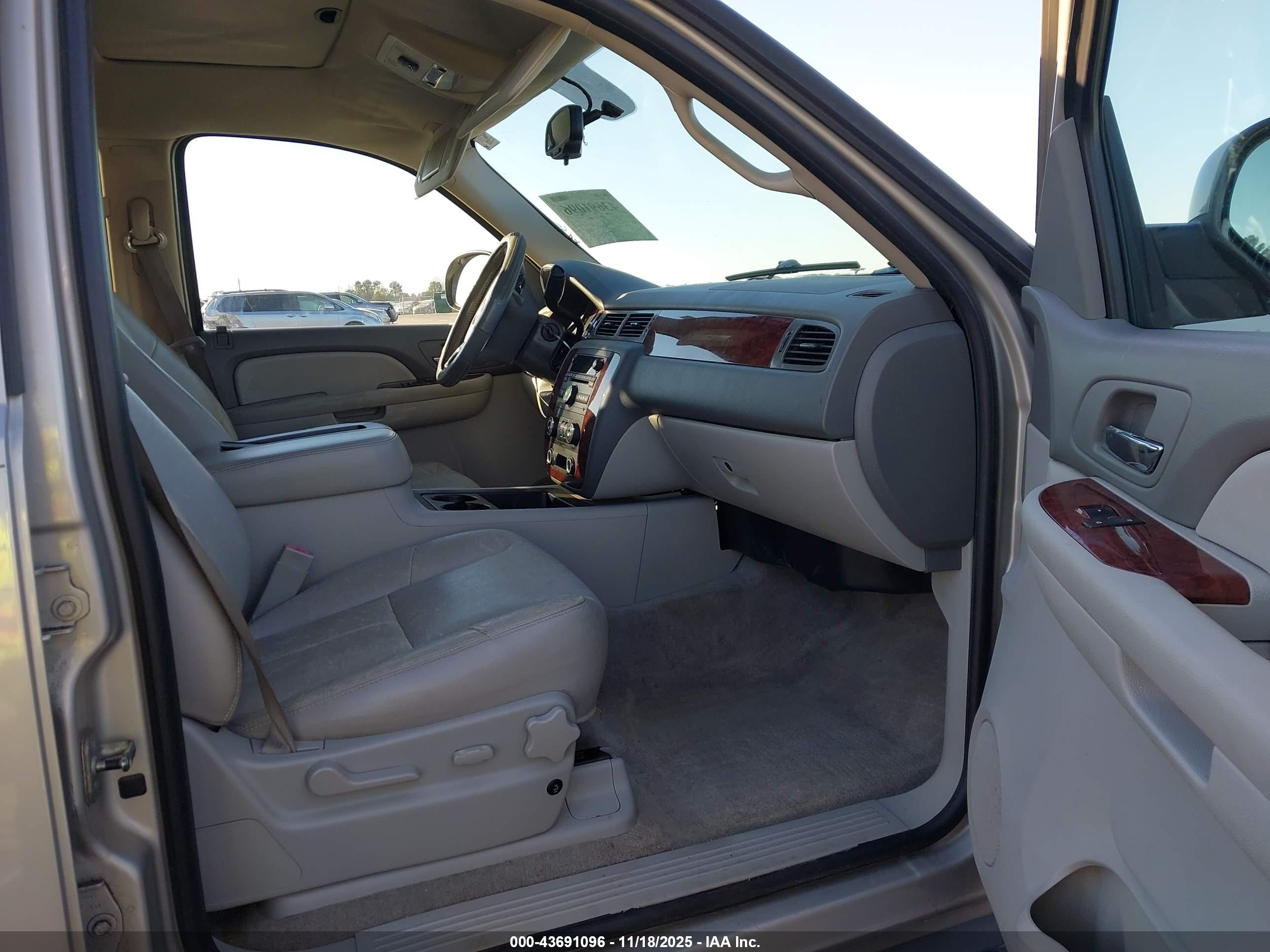 CHEVROLET SUBURBAN image 5