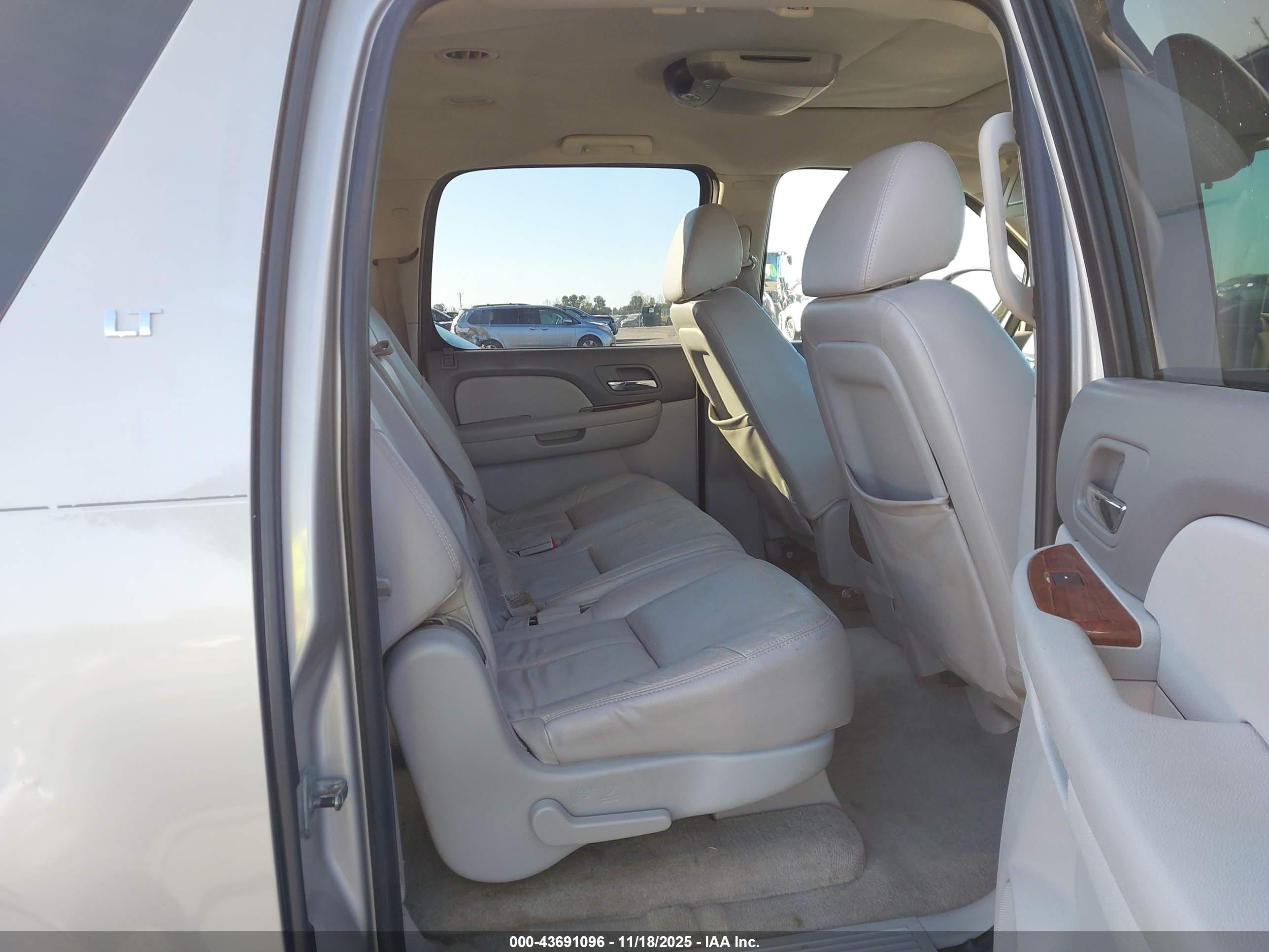 CHEVROLET SUBURBAN image 8