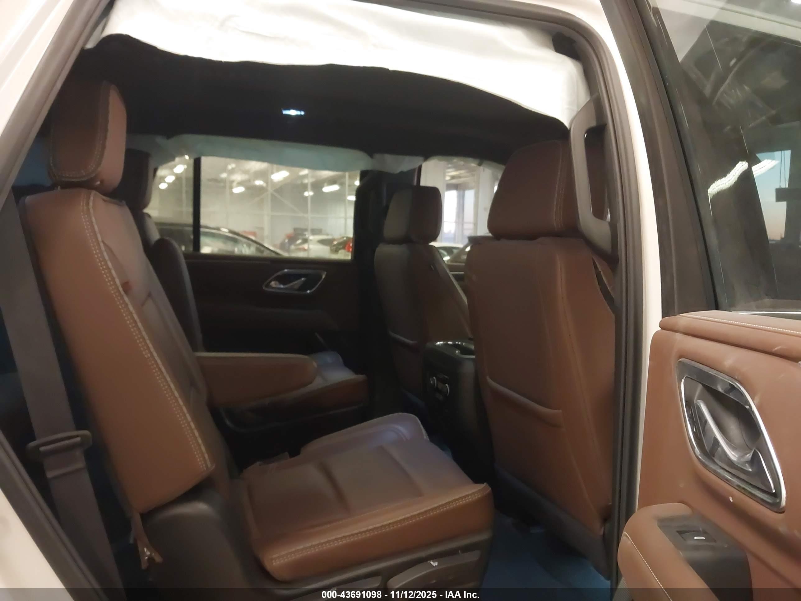 CHEVROLET TAHOE image 8