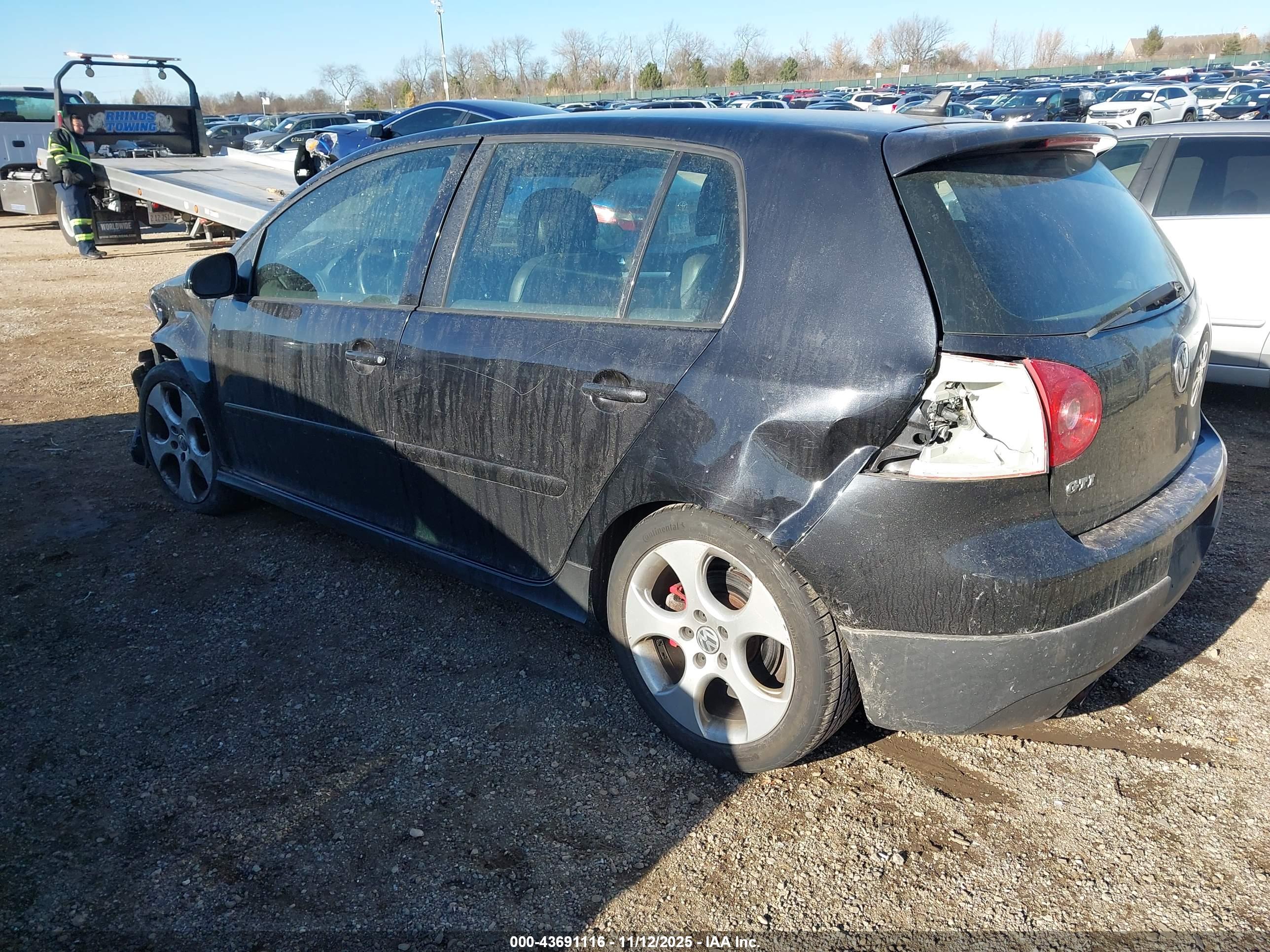 VOLKSWAGEN GTI image 3
