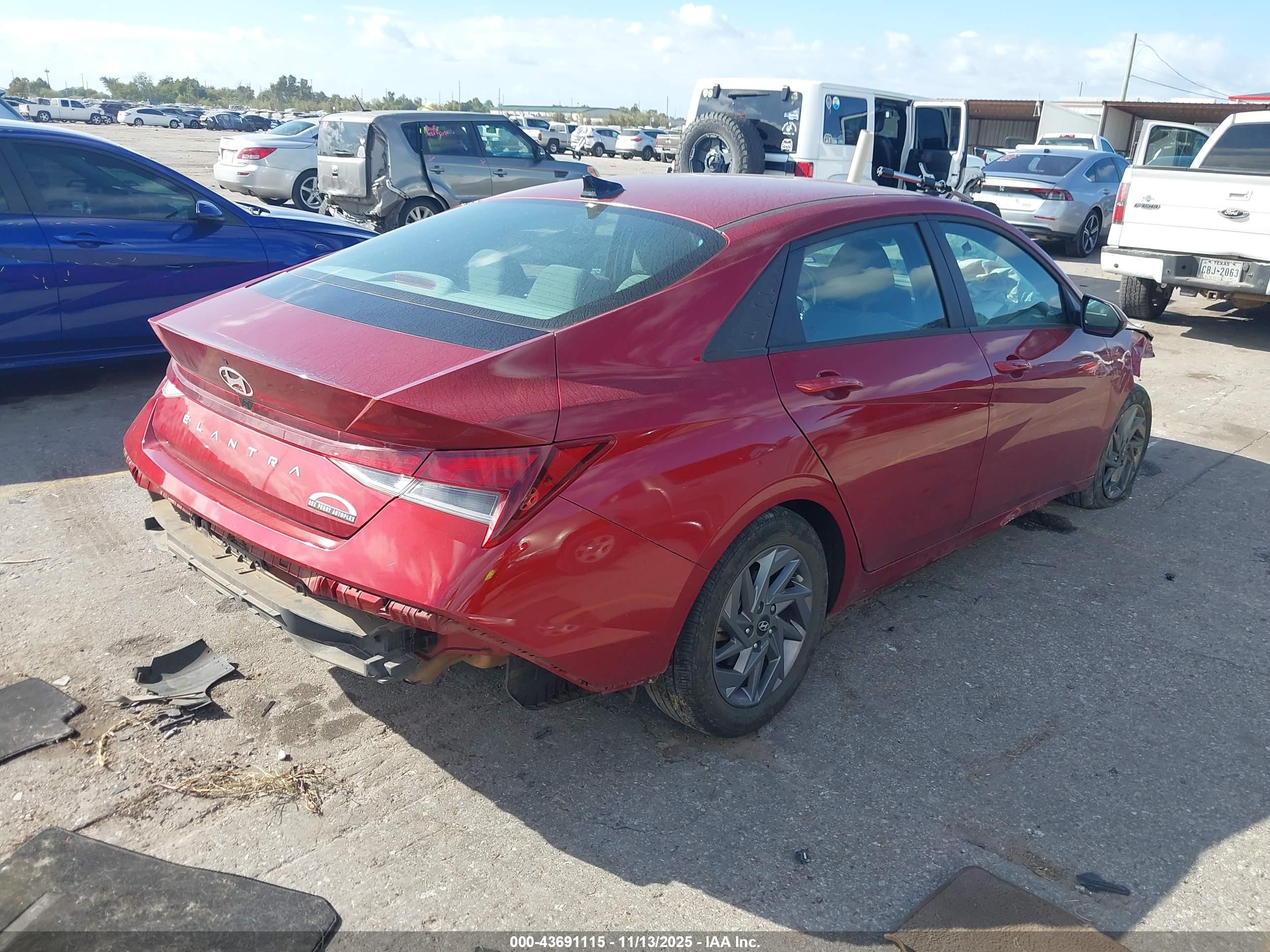 HYUNDAI ELANTRA image 4