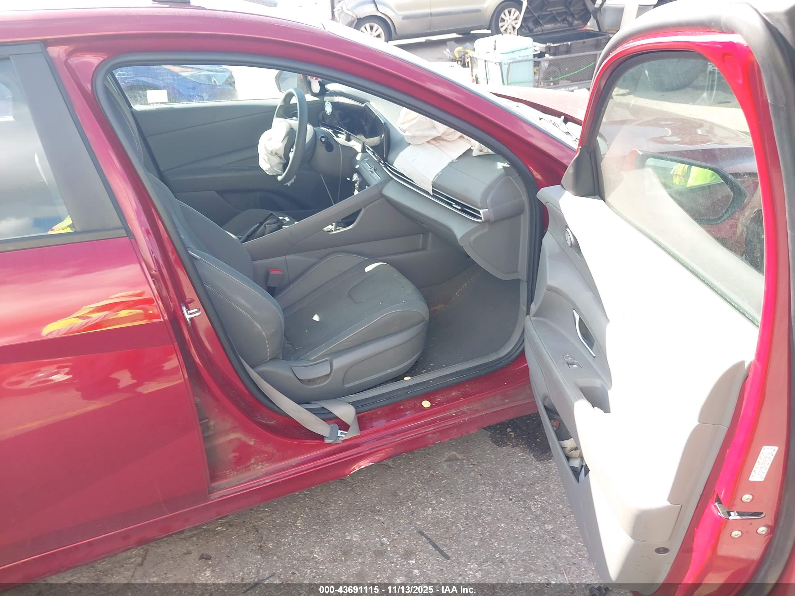 HYUNDAI ELANTRA image 5