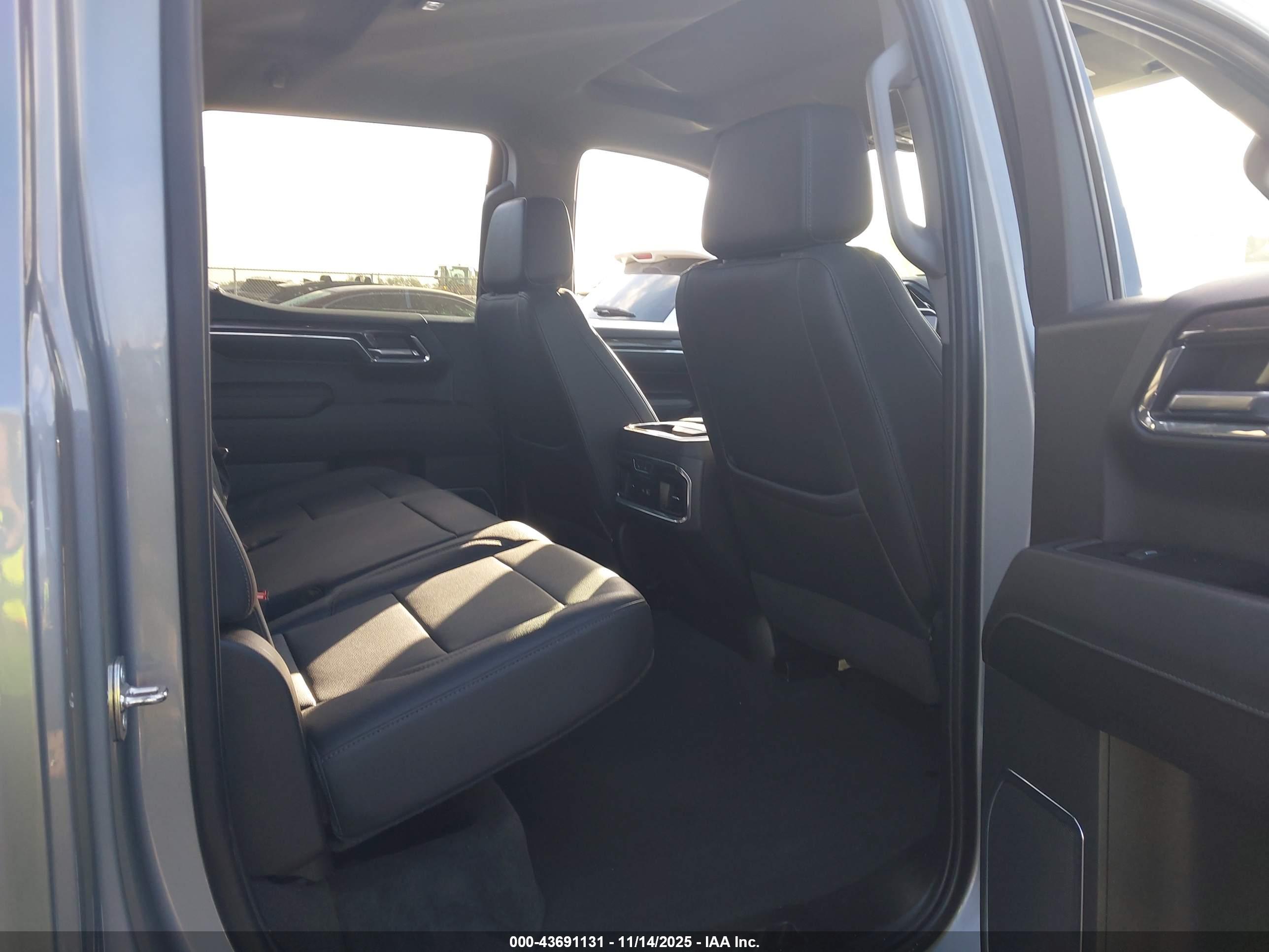 CHEVROLET SILVERADO image 8