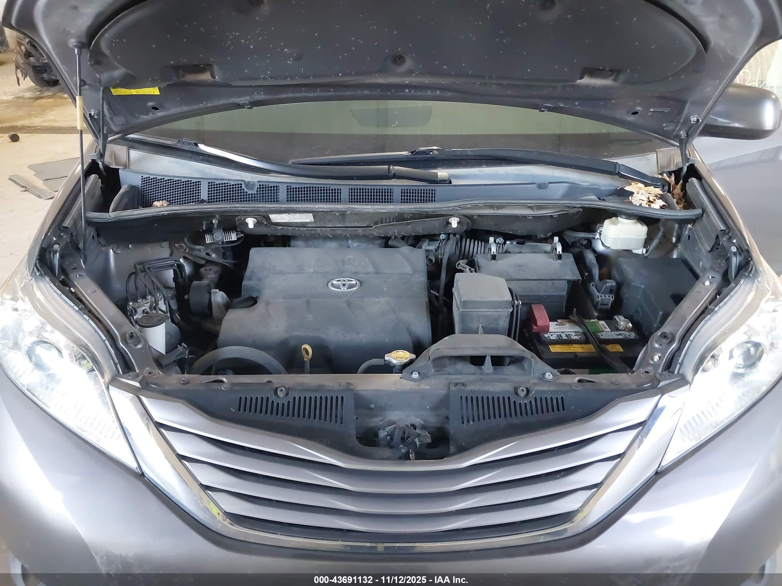 TOYOTA SIENNA image 10