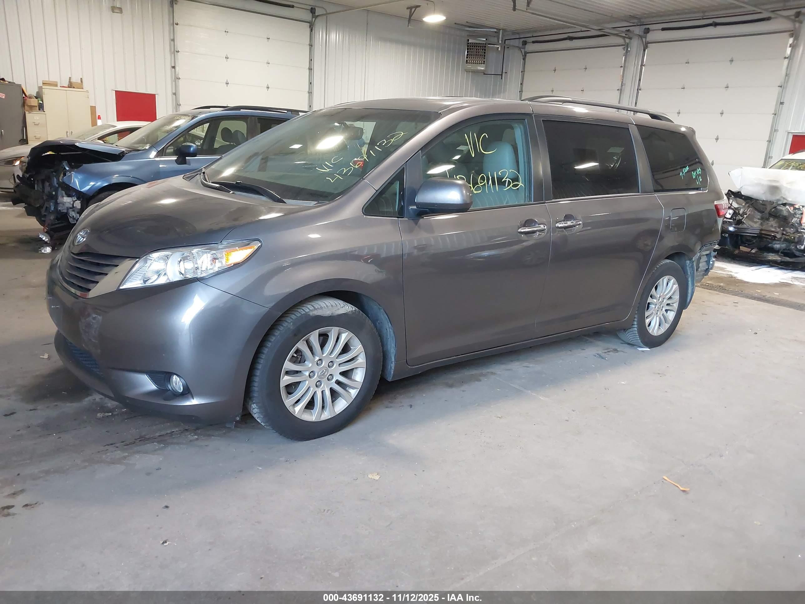 TOYOTA SIENNA image 2