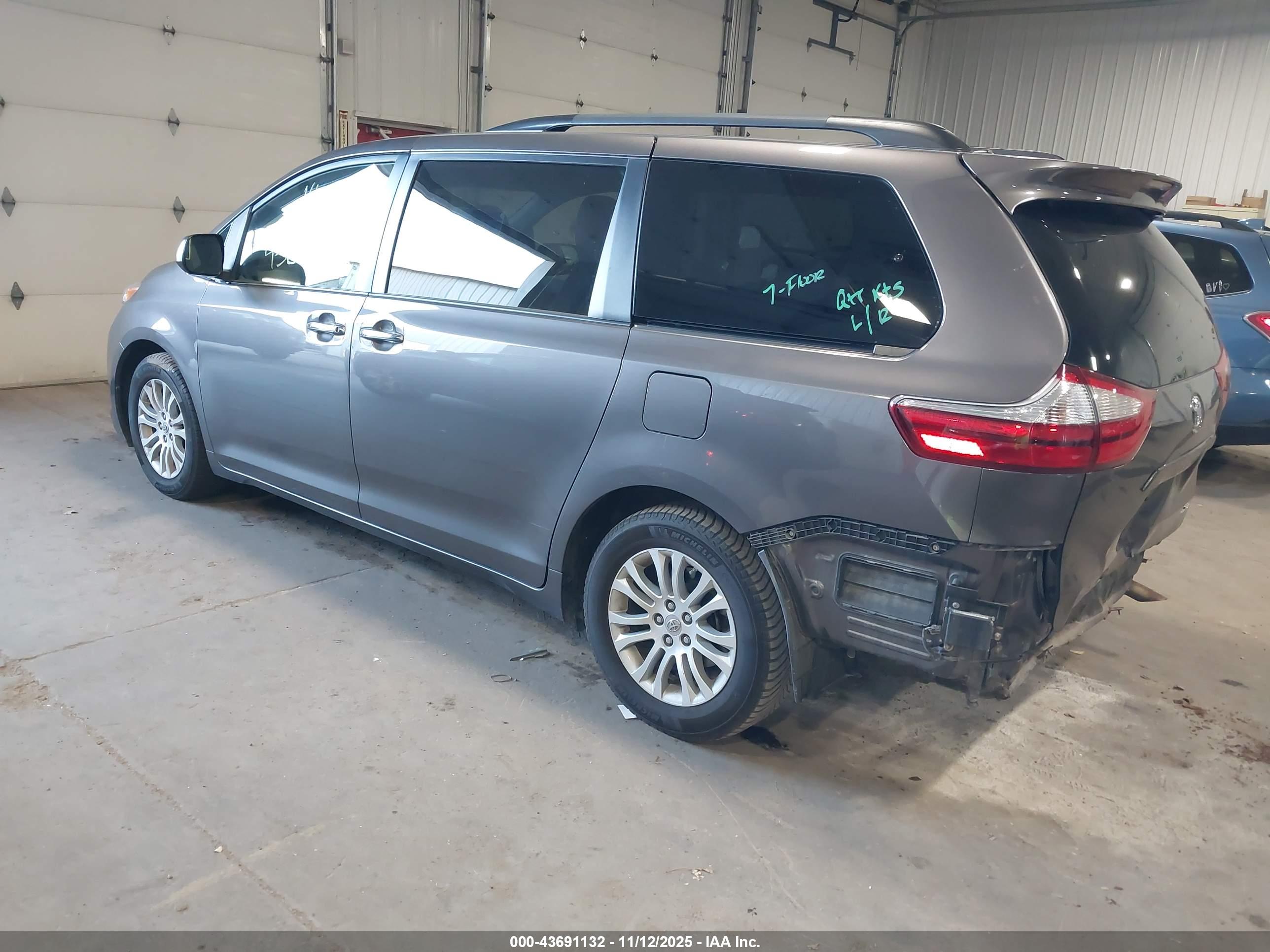 TOYOTA SIENNA image 3