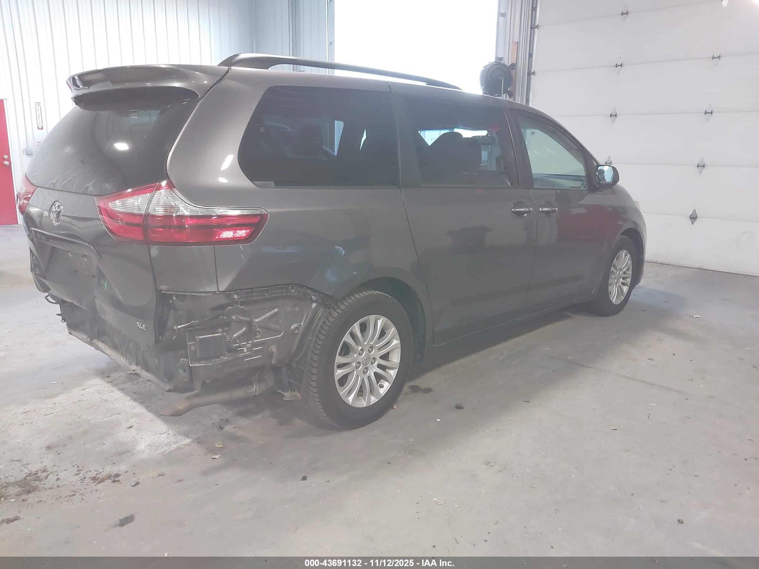 TOYOTA SIENNA image 4