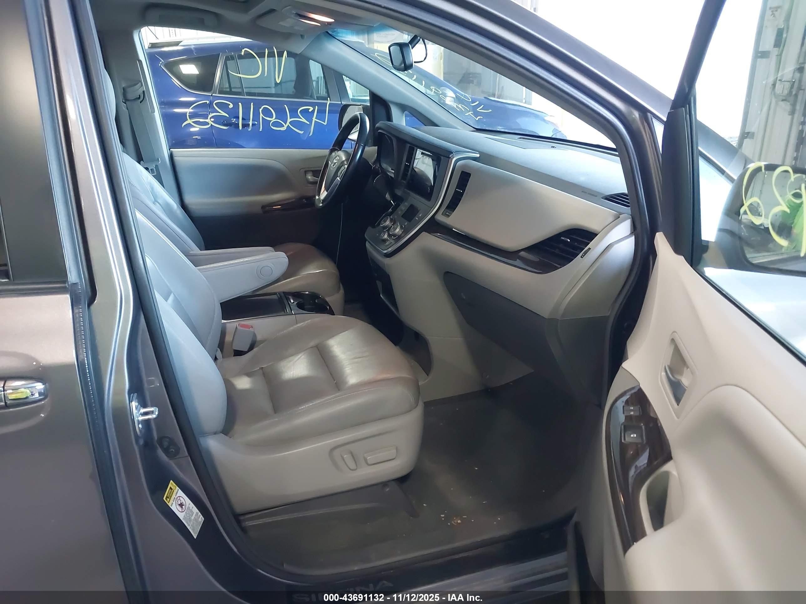 TOYOTA SIENNA image 5