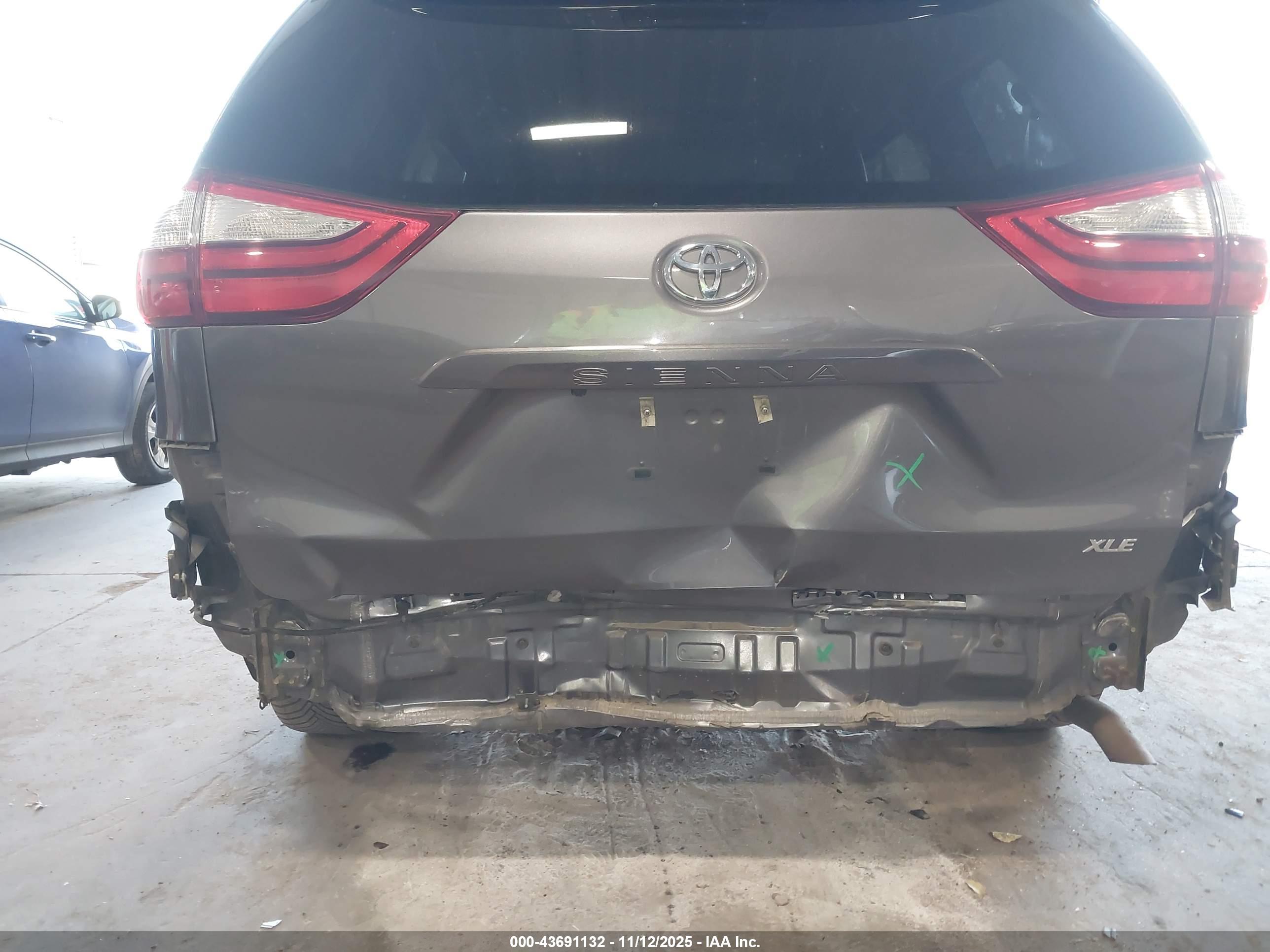 TOYOTA SIENNA image 6