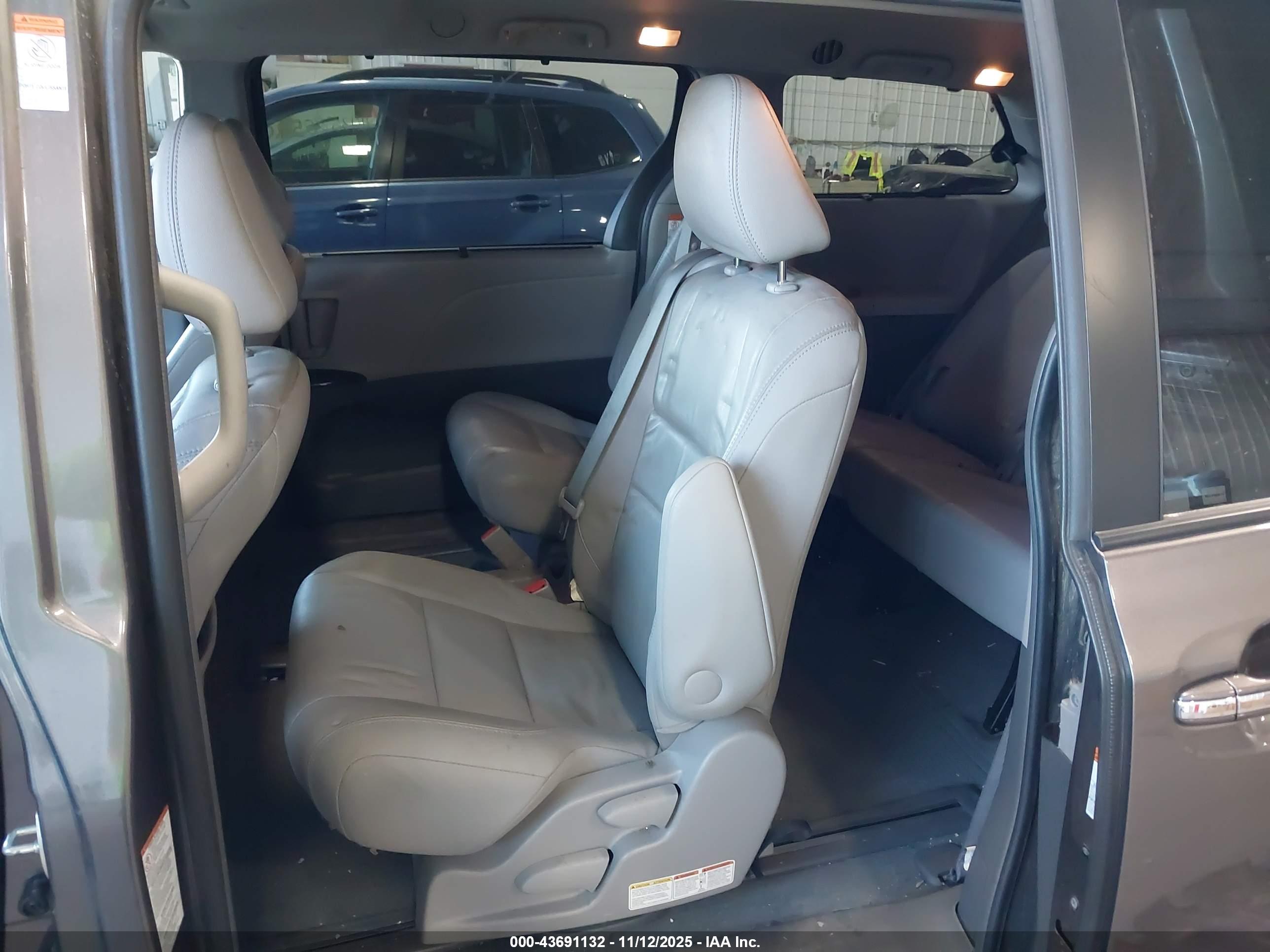 TOYOTA SIENNA image 8