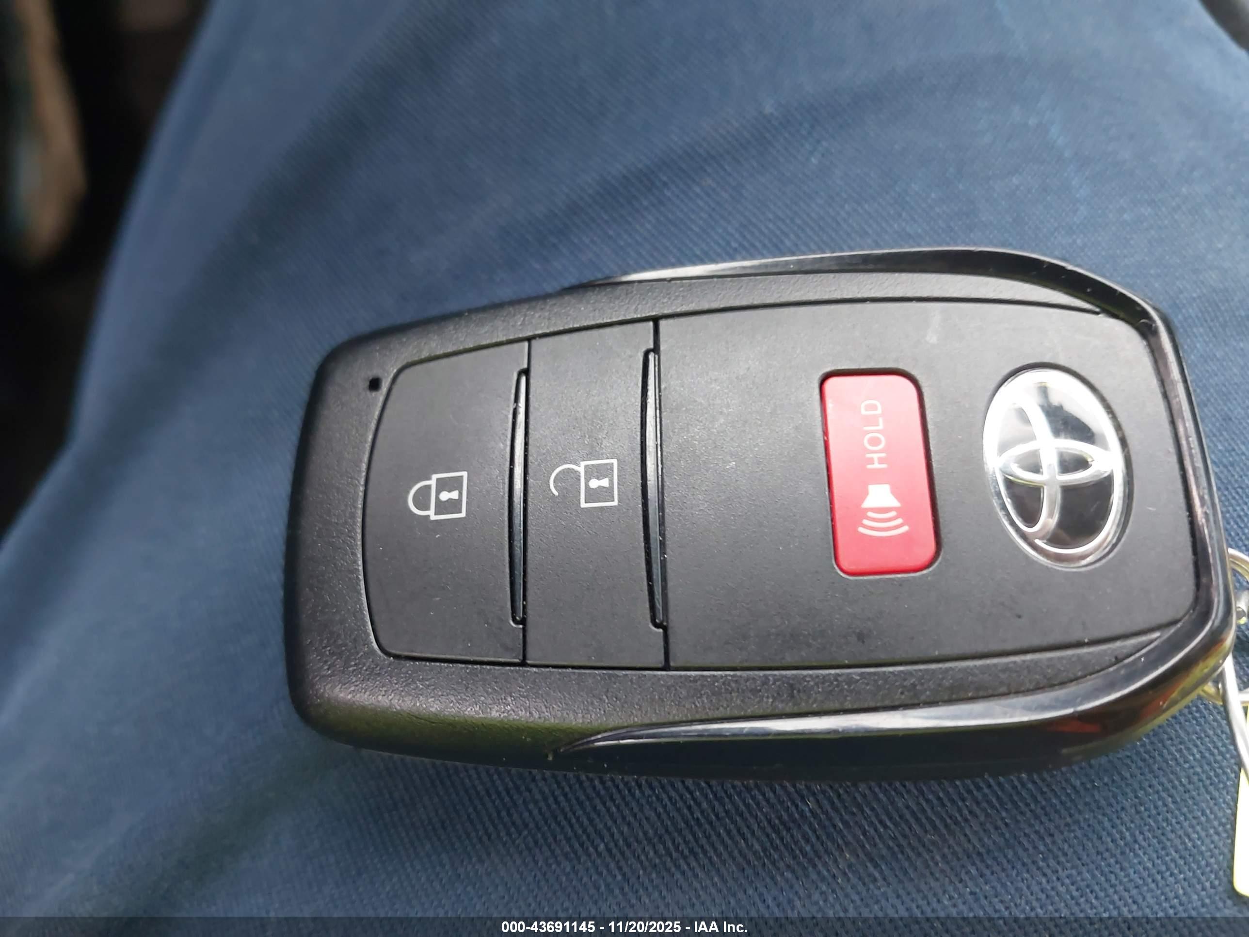 TOYOTA PRIUS image 11