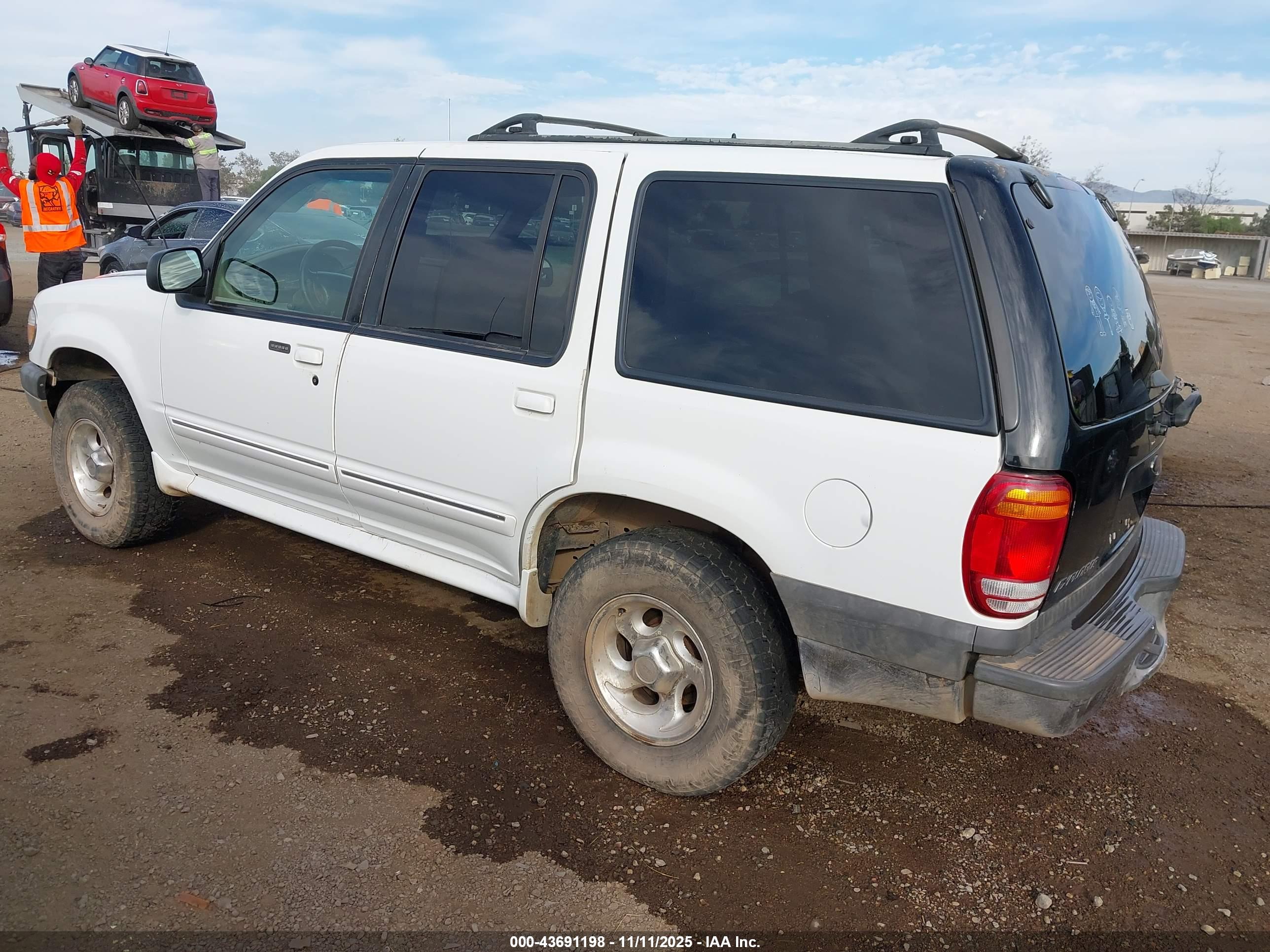 FORD EXPLORER image 3