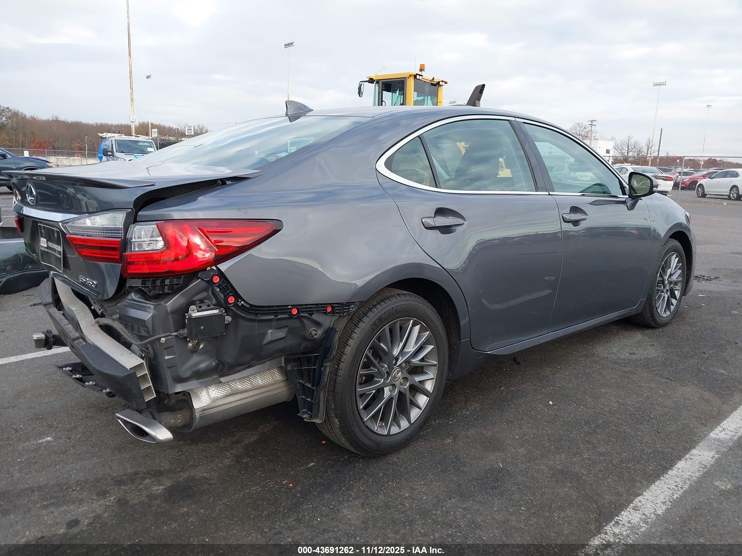 LEXUS ES image 4