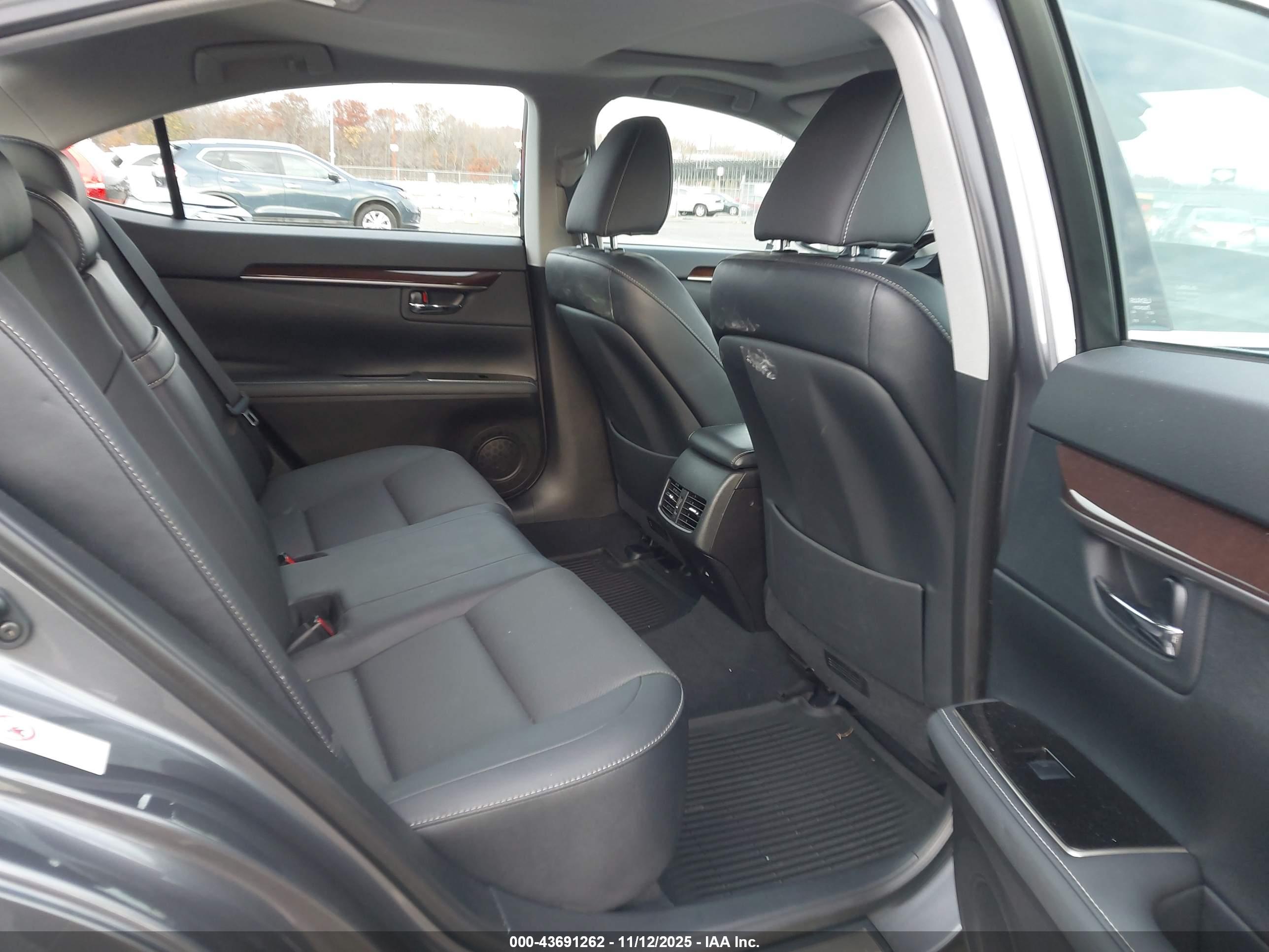 LEXUS ES image 8