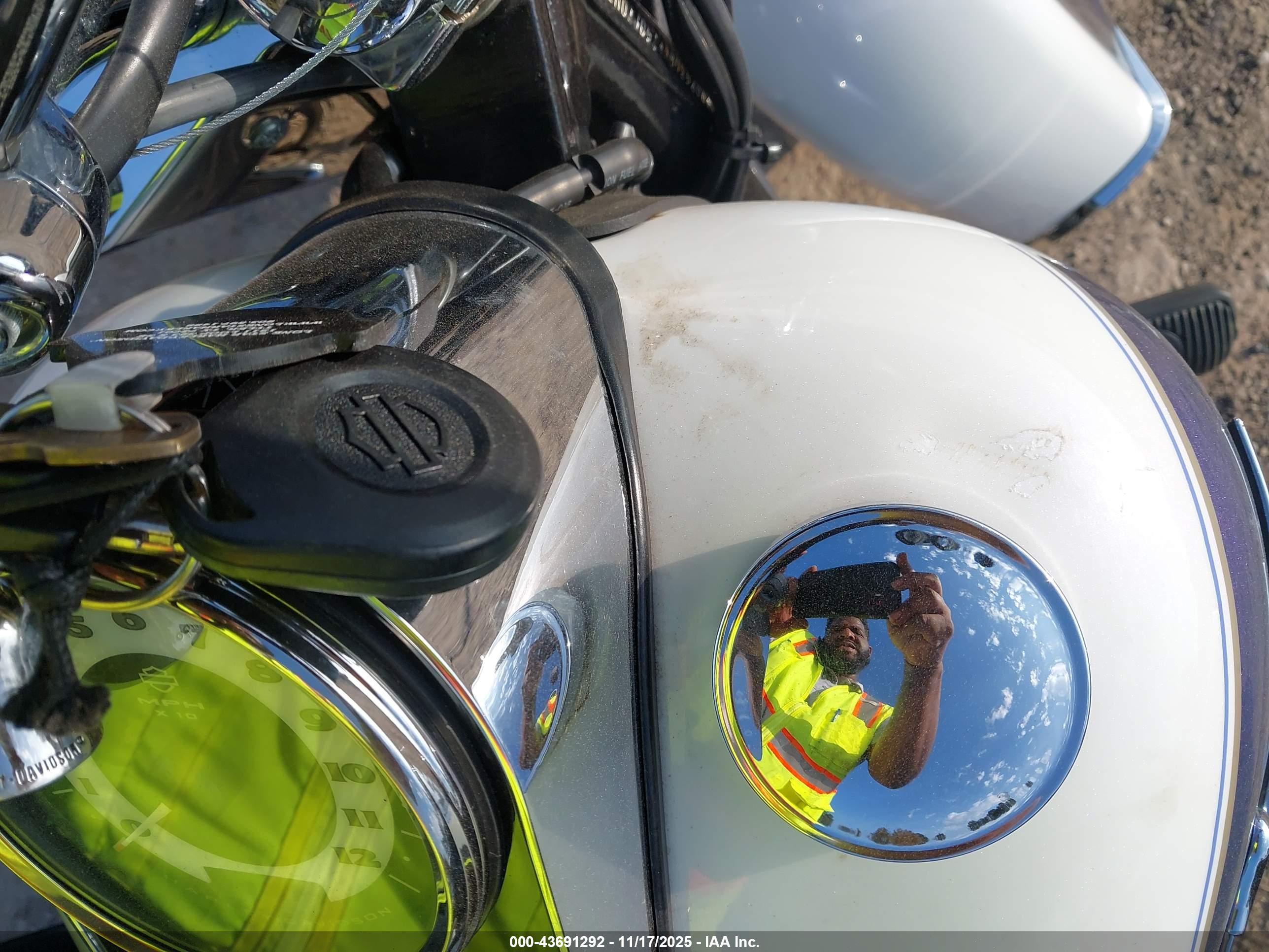HARLEY-DAVIDSON FLSTN image 11