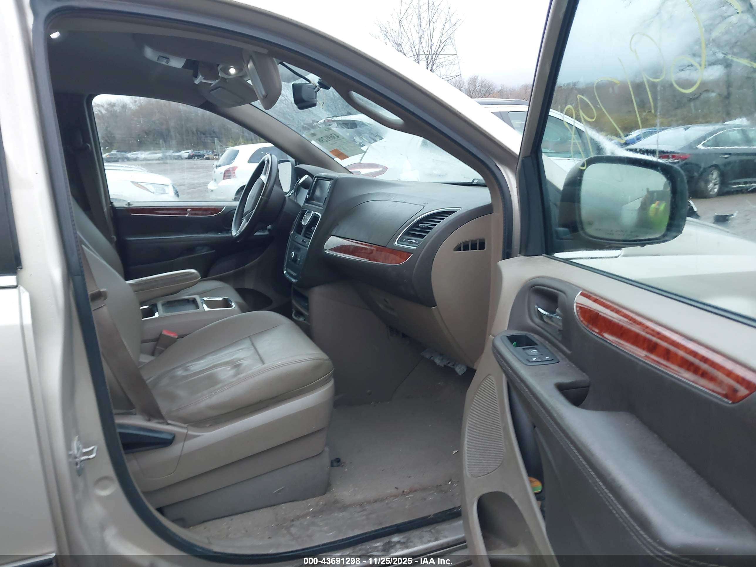 CHRYSLER TOWN image 5