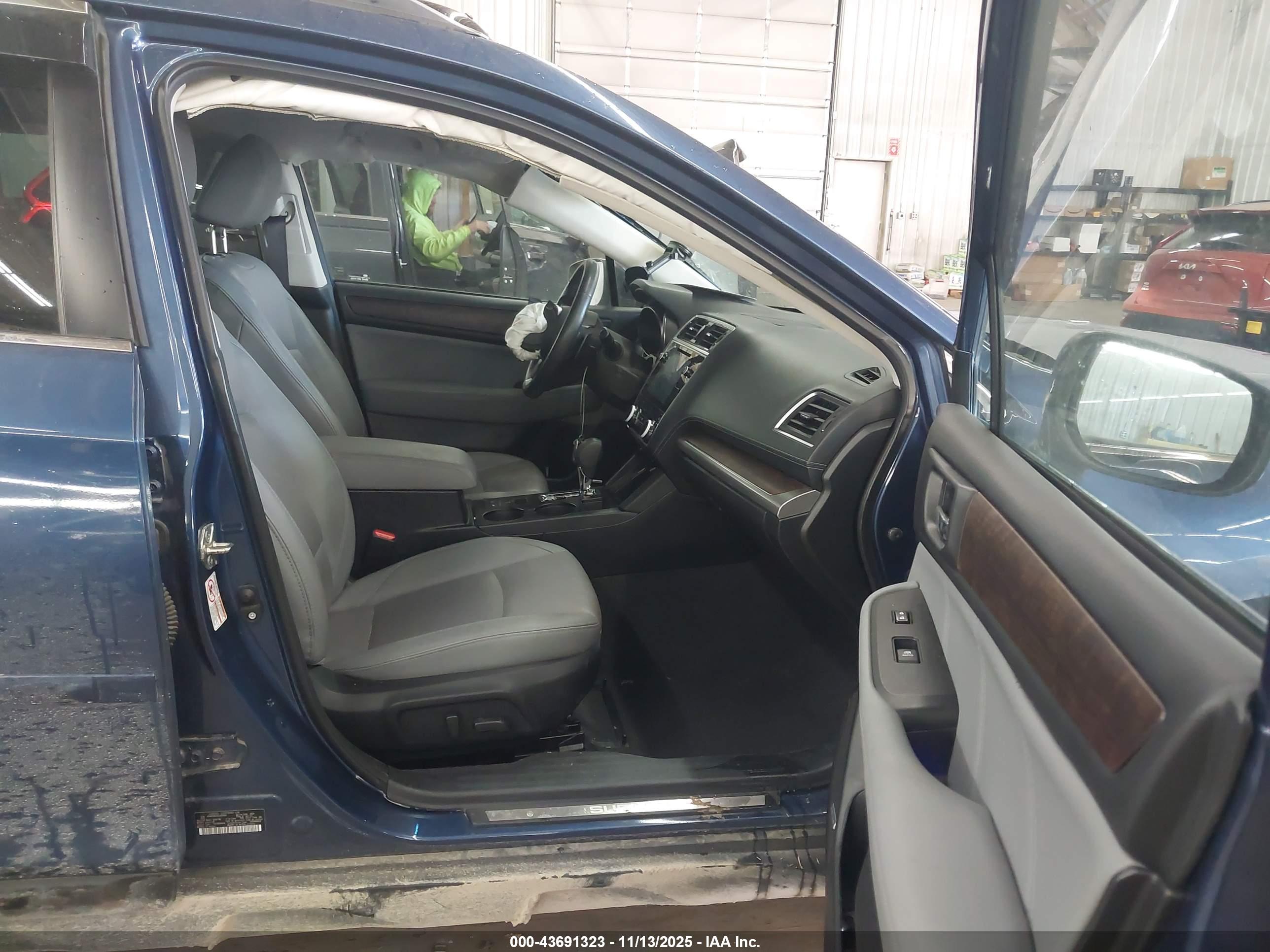 SUBARU OUTBACK image 5
