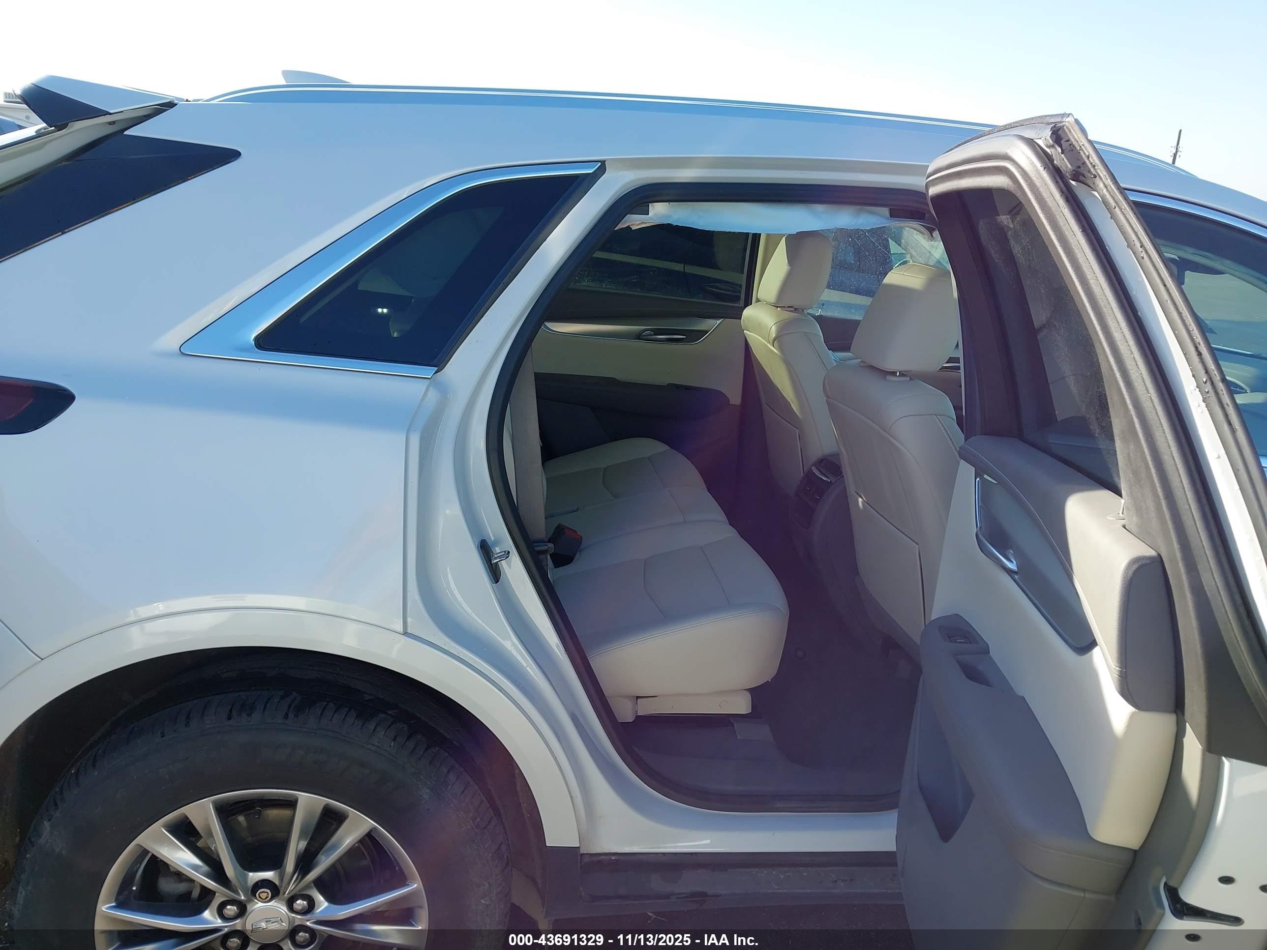 CADILLAC XT5 image 8
