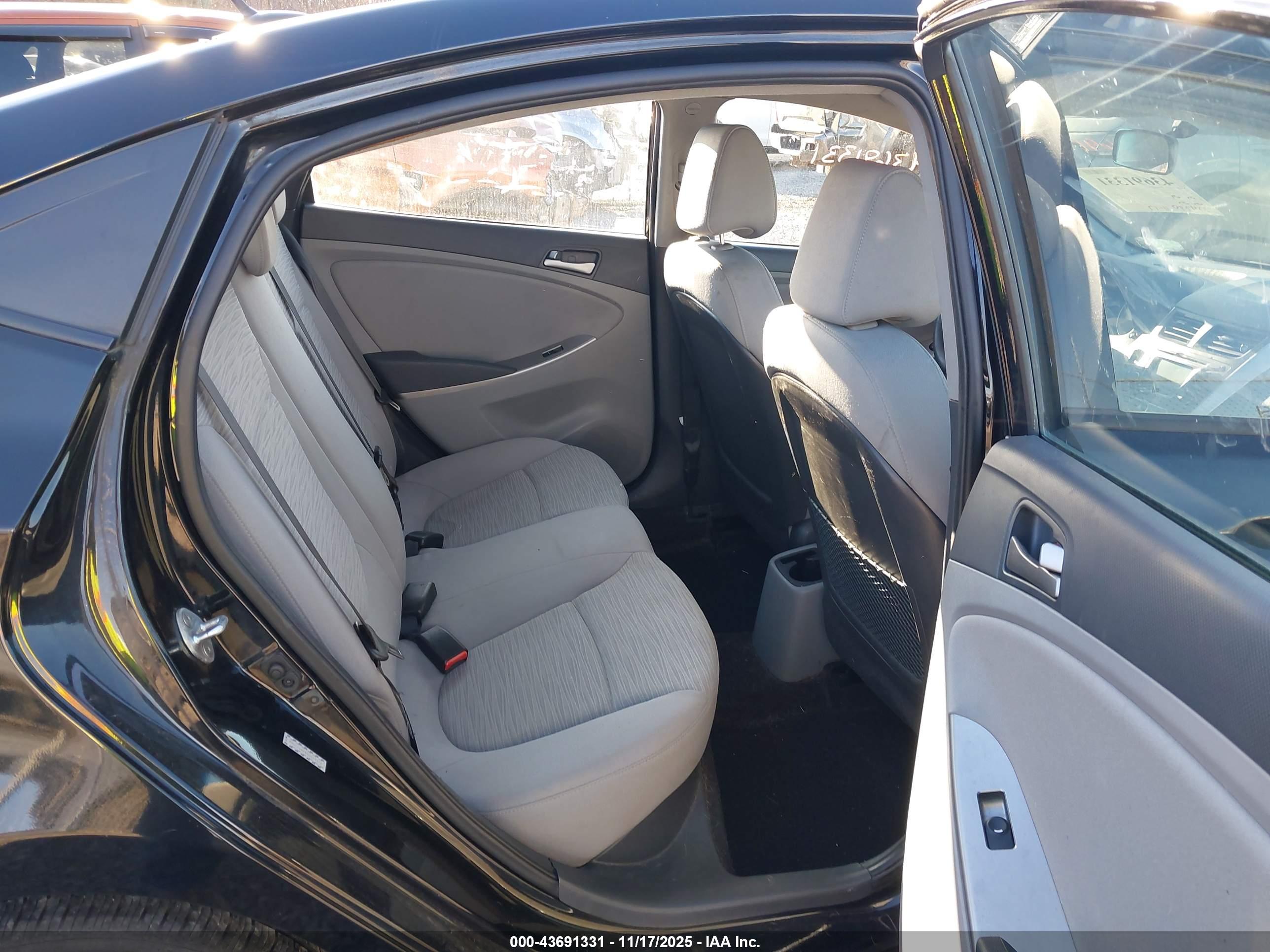 HYUNDAI ACCENT image 8