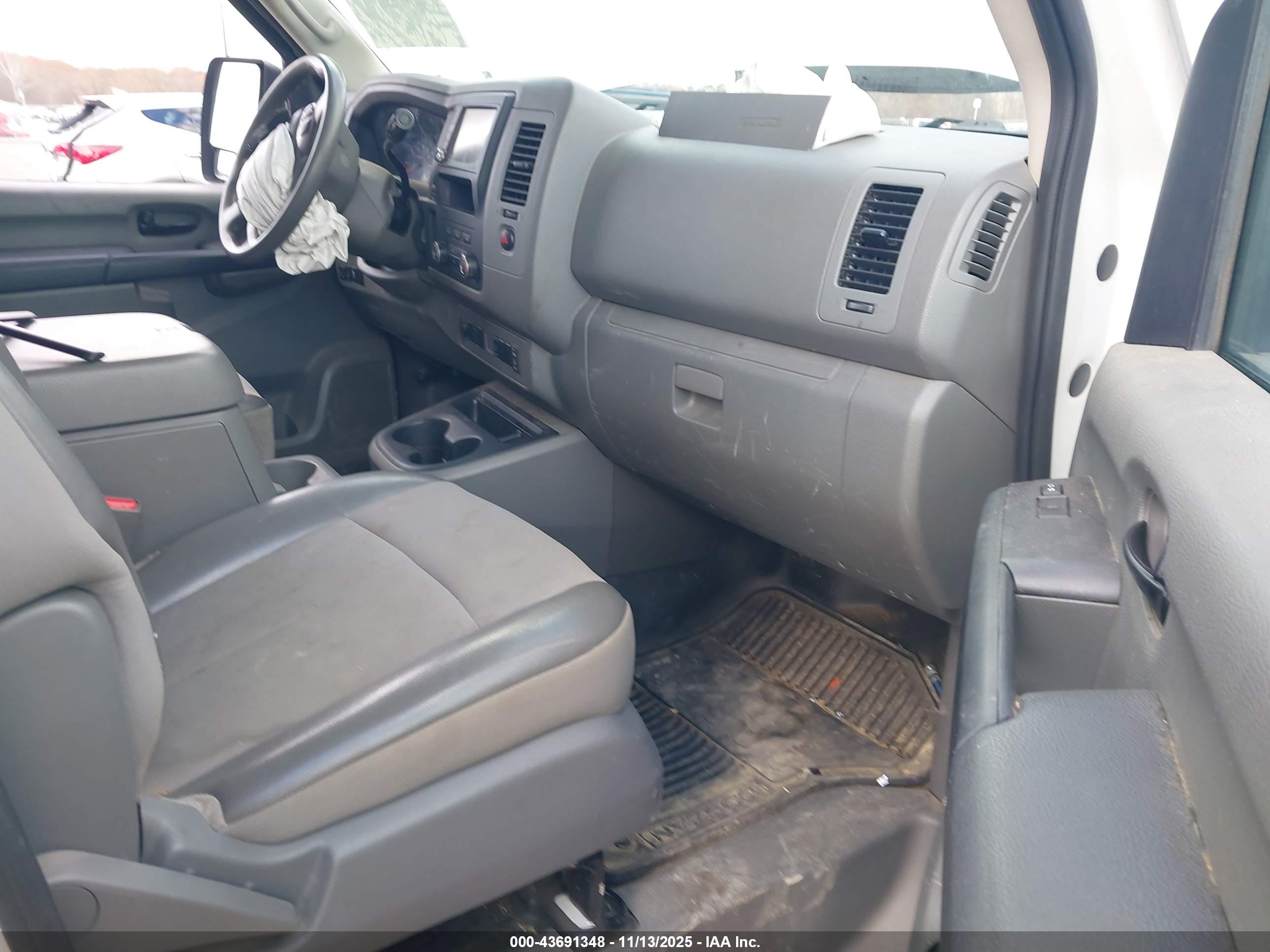 NISSAN NV image 5