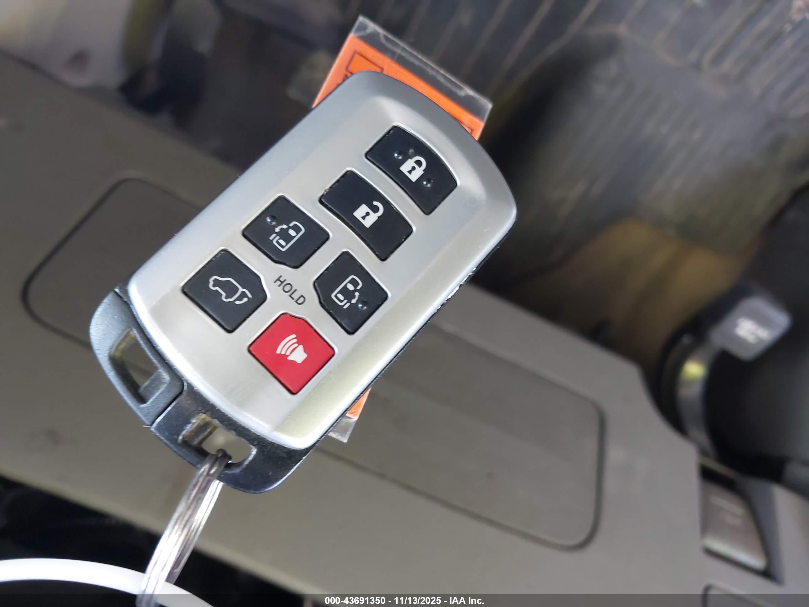 TOYOTA SIENNA image 11