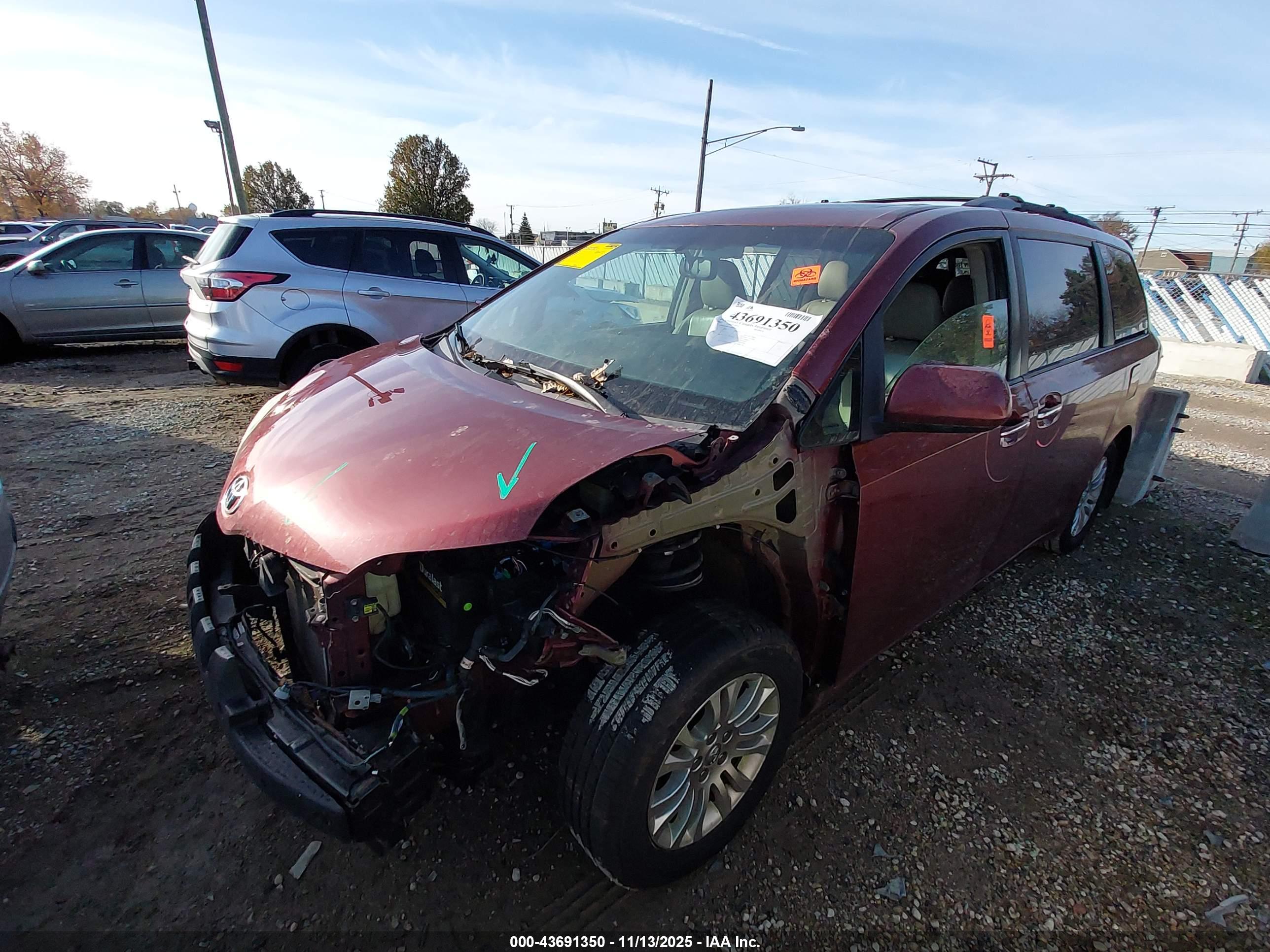 TOYOTA SIENNA image 2
