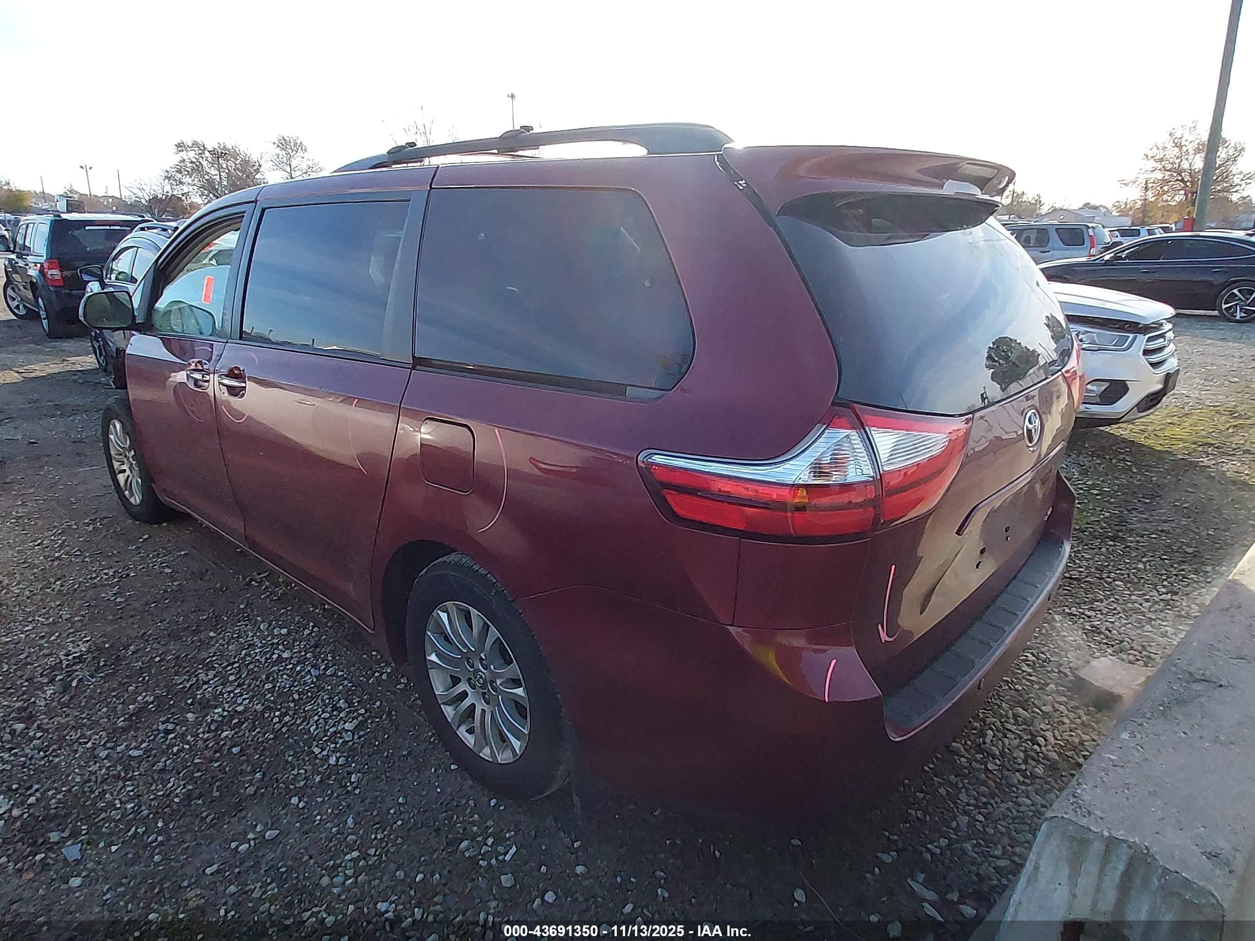 TOYOTA SIENNA image 3