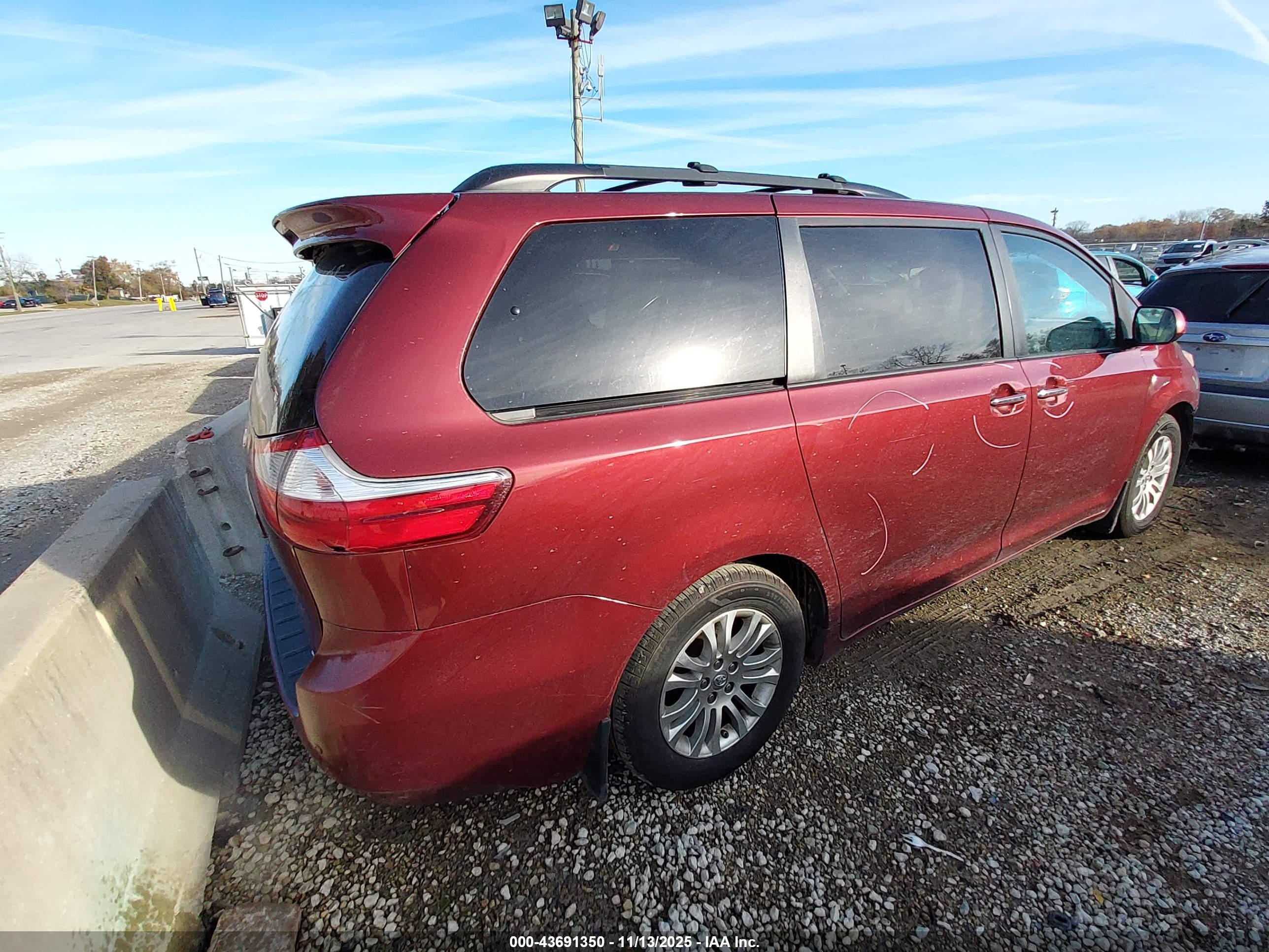 TOYOTA SIENNA image 4